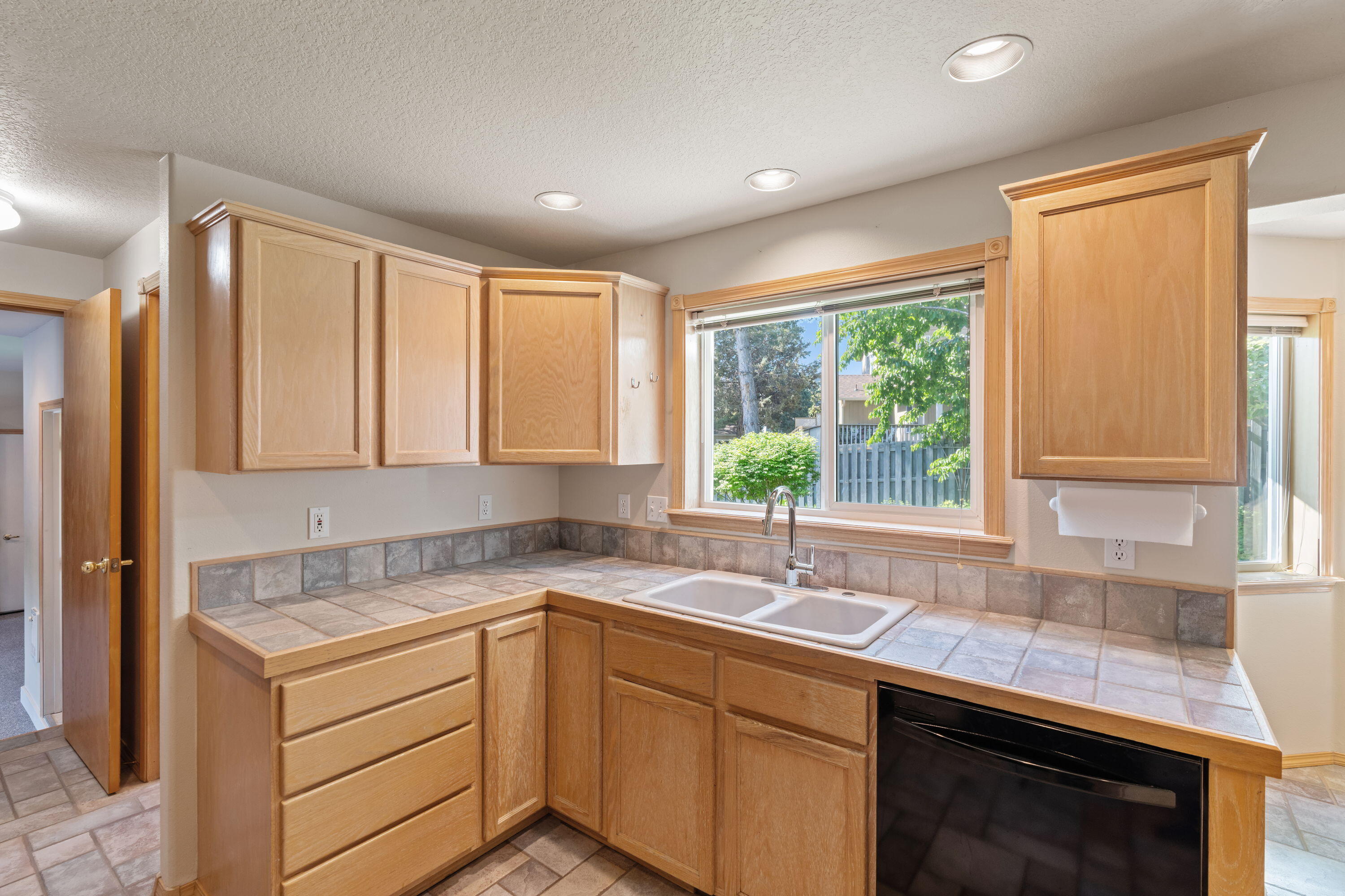 Redmond, Oregon, 97756, United States, 3 Bedrooms Bedrooms, ,4 BathroomsBathrooms,Residential,For Sale,1856956