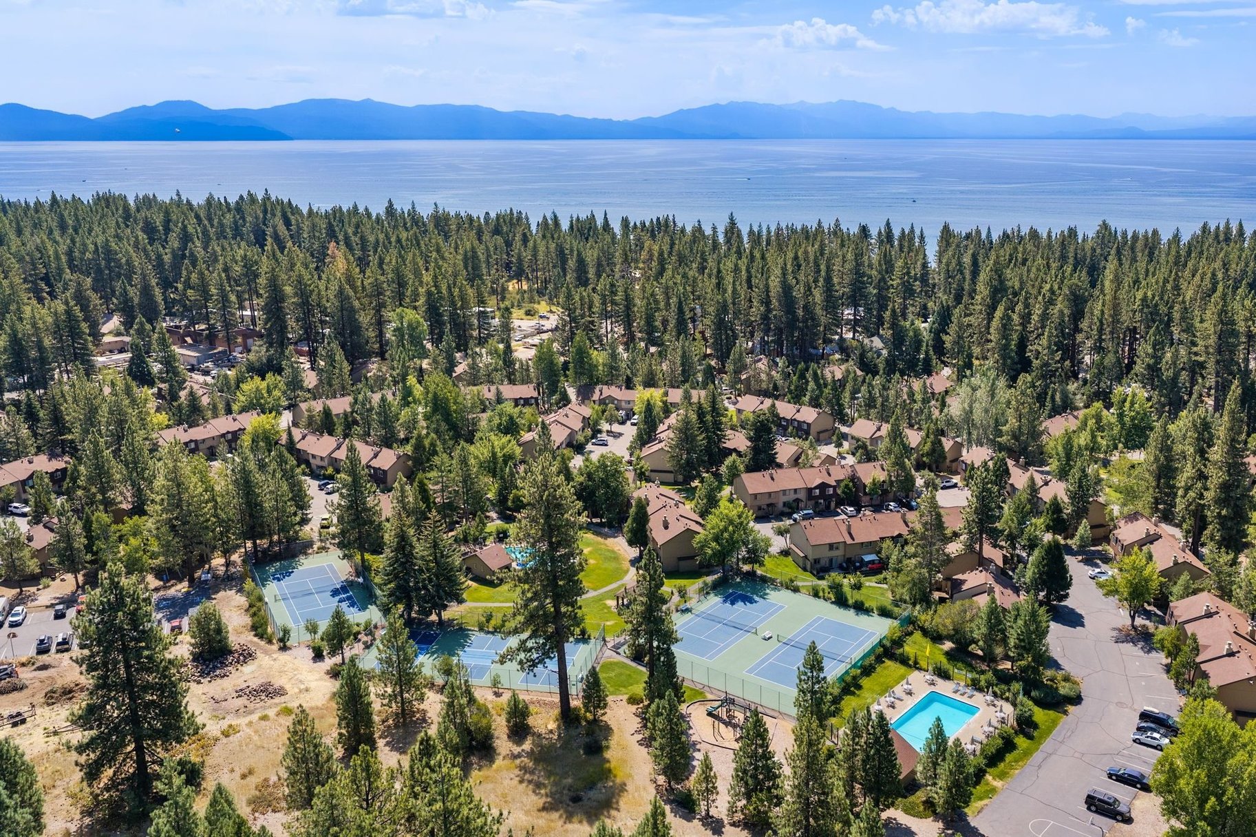  Updated and Well Located Lake Forest Glen Condo - 物件實景
