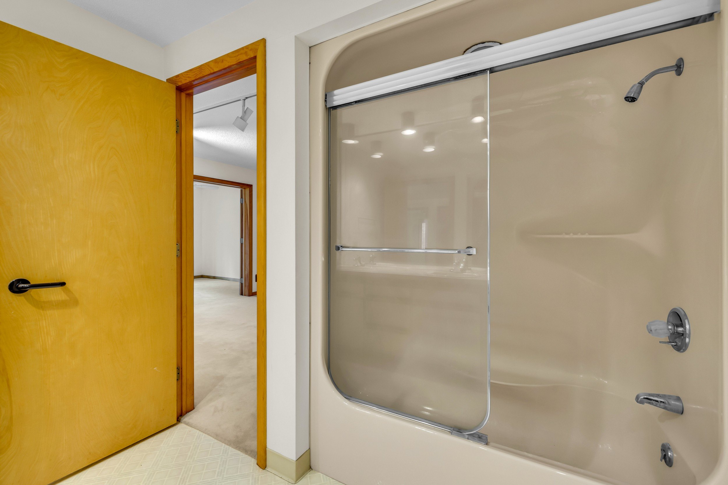 Granby, Connecticut, 06060, United States, 3 Bedrooms Bedrooms, ,3 BathroomsBathrooms,Residential,For Sale,1996436