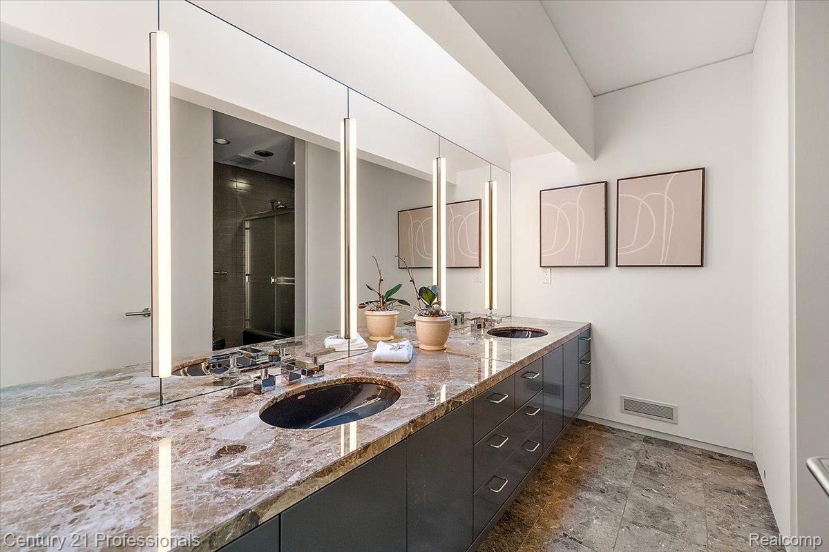 BloomfieldHills, Michigan, 48301, United States, 4 Bedrooms Bedrooms, ,5 BathroomsBathrooms,Residential,For Sale,1996516