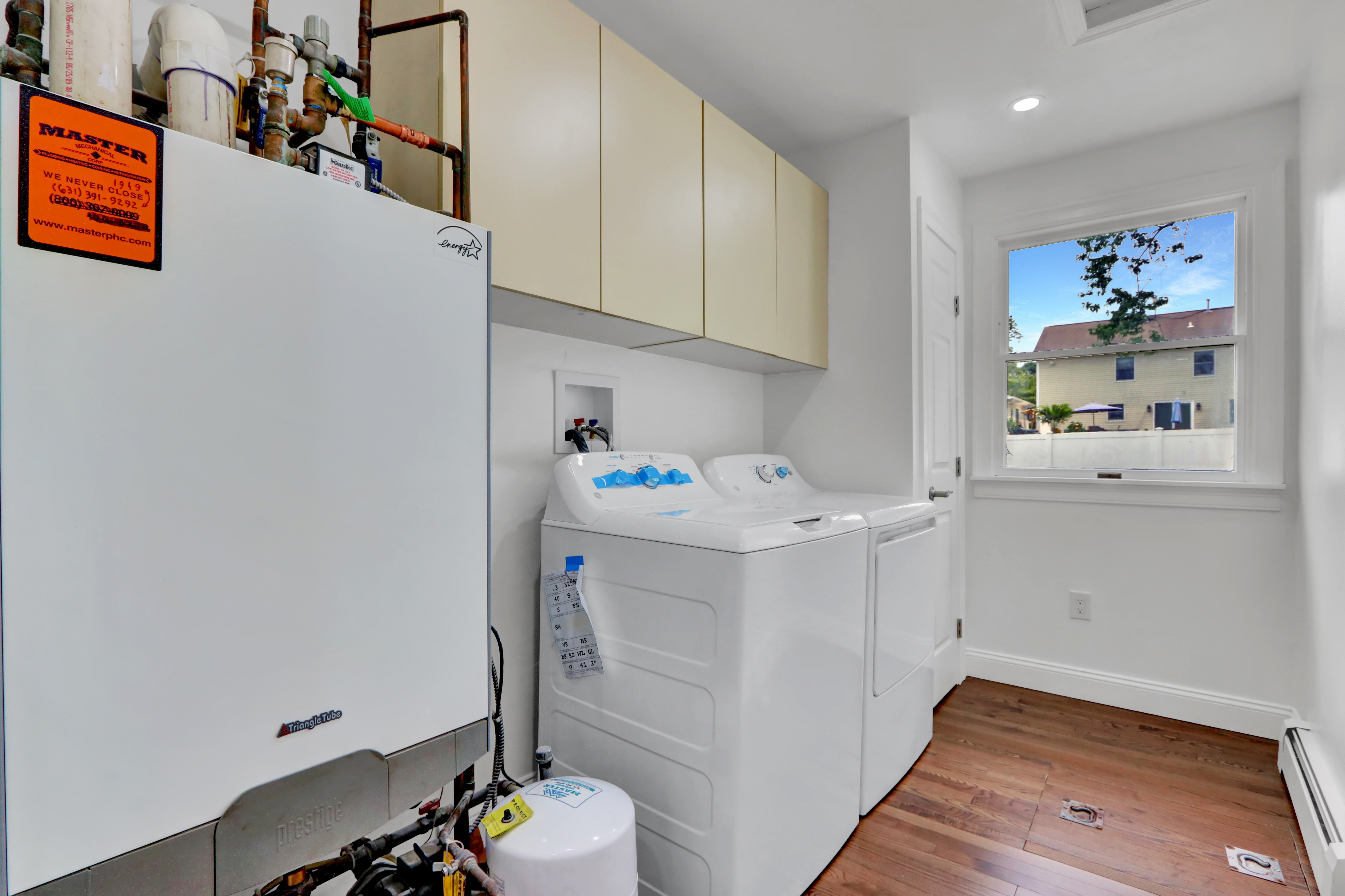 West Islip, New York, 11795, United States, 3 Bedrooms Bedrooms, ,2 BathroomsBathrooms,Residential,For Sale,1920311