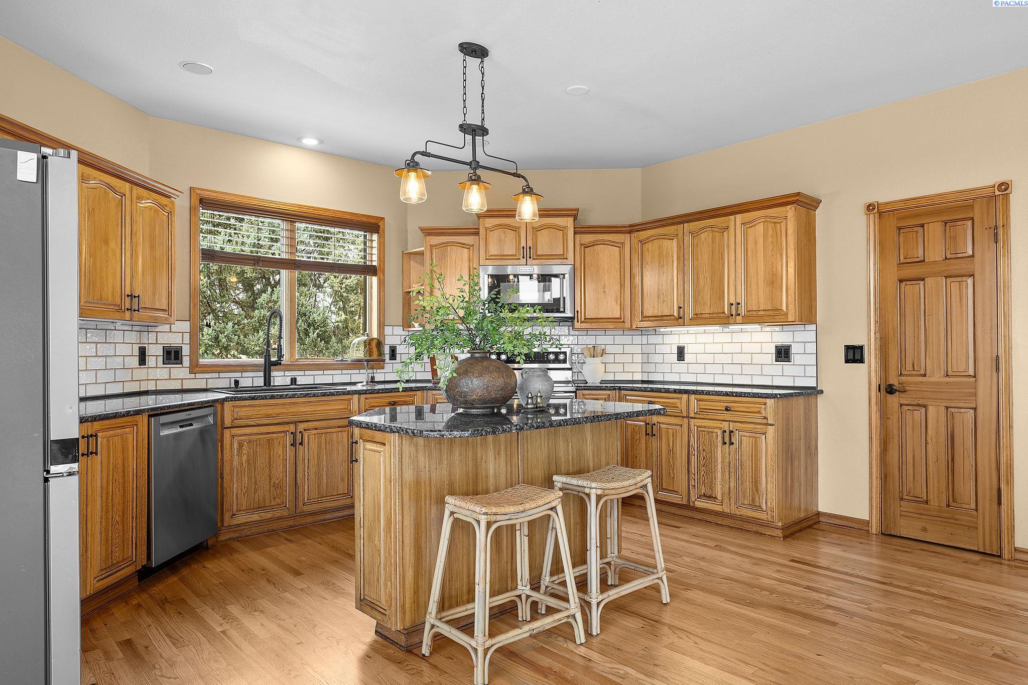 West Richland, Washington, 99353, United States, 5 Bedrooms Bedrooms, ,3 BathroomsBathrooms,Residential,For Sale,1906859