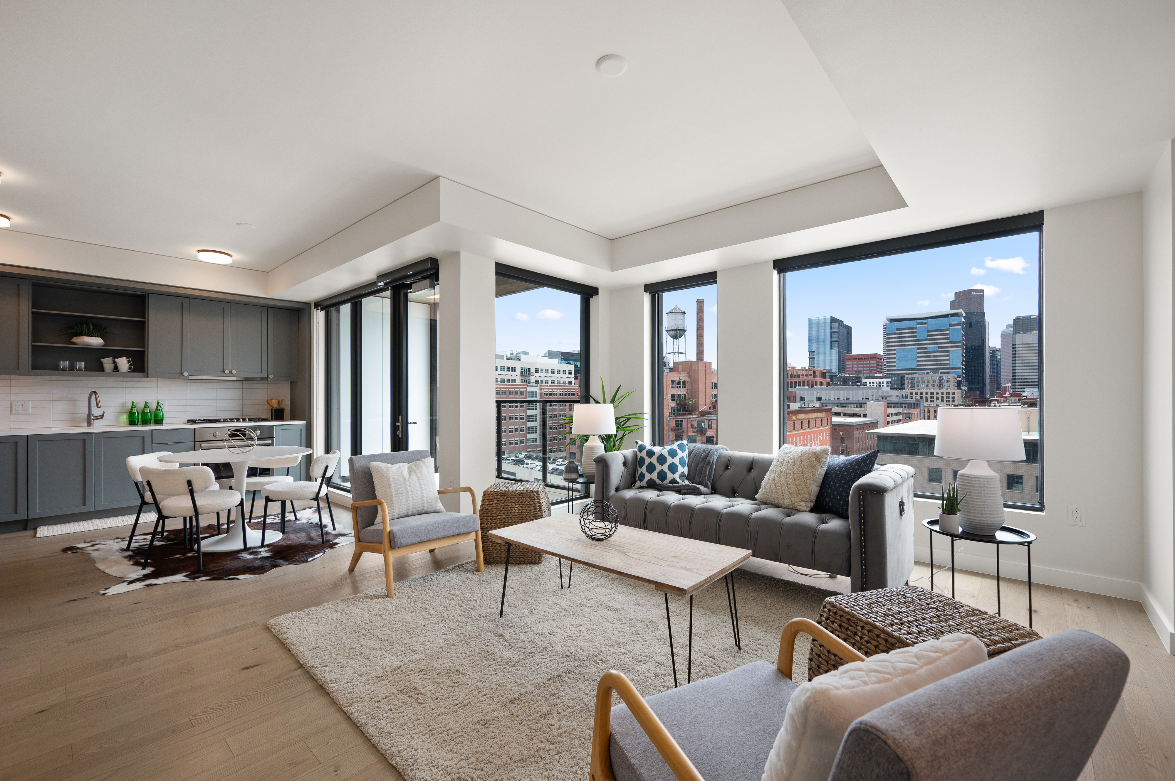  Phenomenal Views From The Floor To Ceiling Windows In This Downtown Building - 物件實景