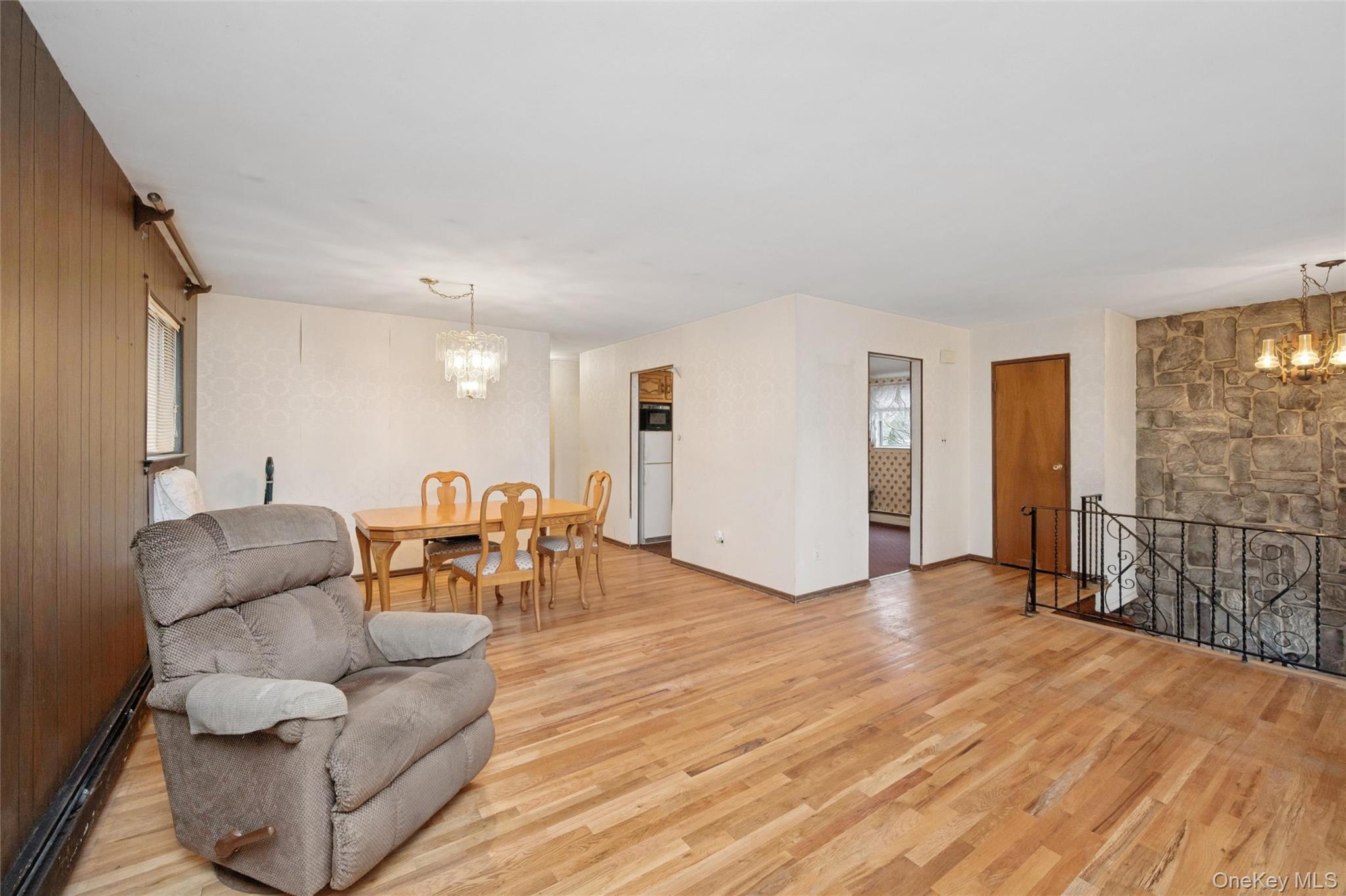 Hicksville, New York, 11801, United States, 4 Bedrooms Bedrooms, ,2 BathroomsBathrooms,Residential,For Sale,1990938