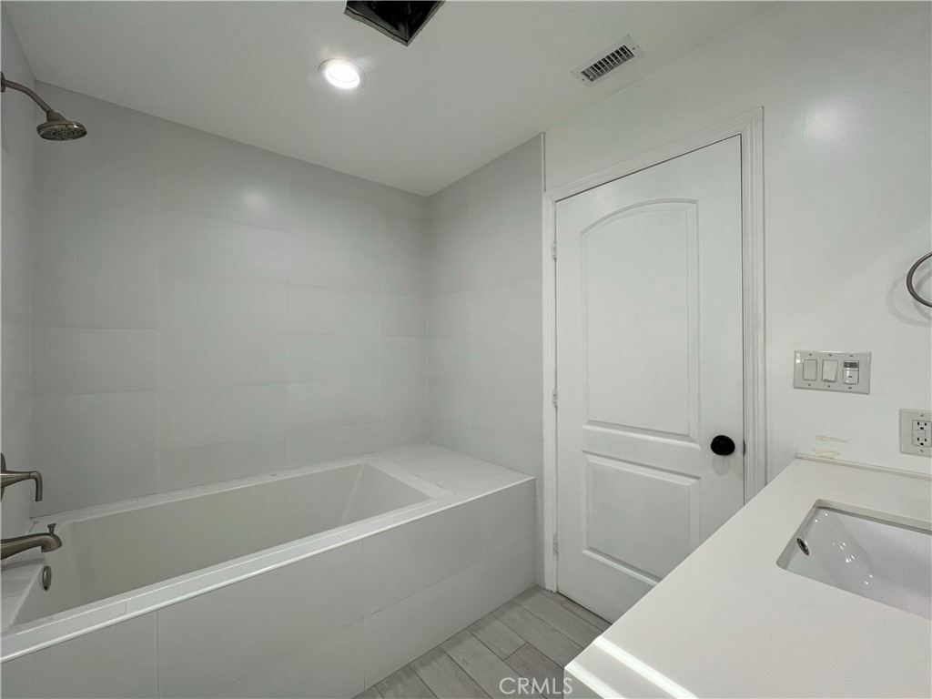 Los Angeles, California, 90019, United States, 5 Bedrooms Bedrooms, ,4 BathroomsBathrooms,Residential,For Sale,2005991