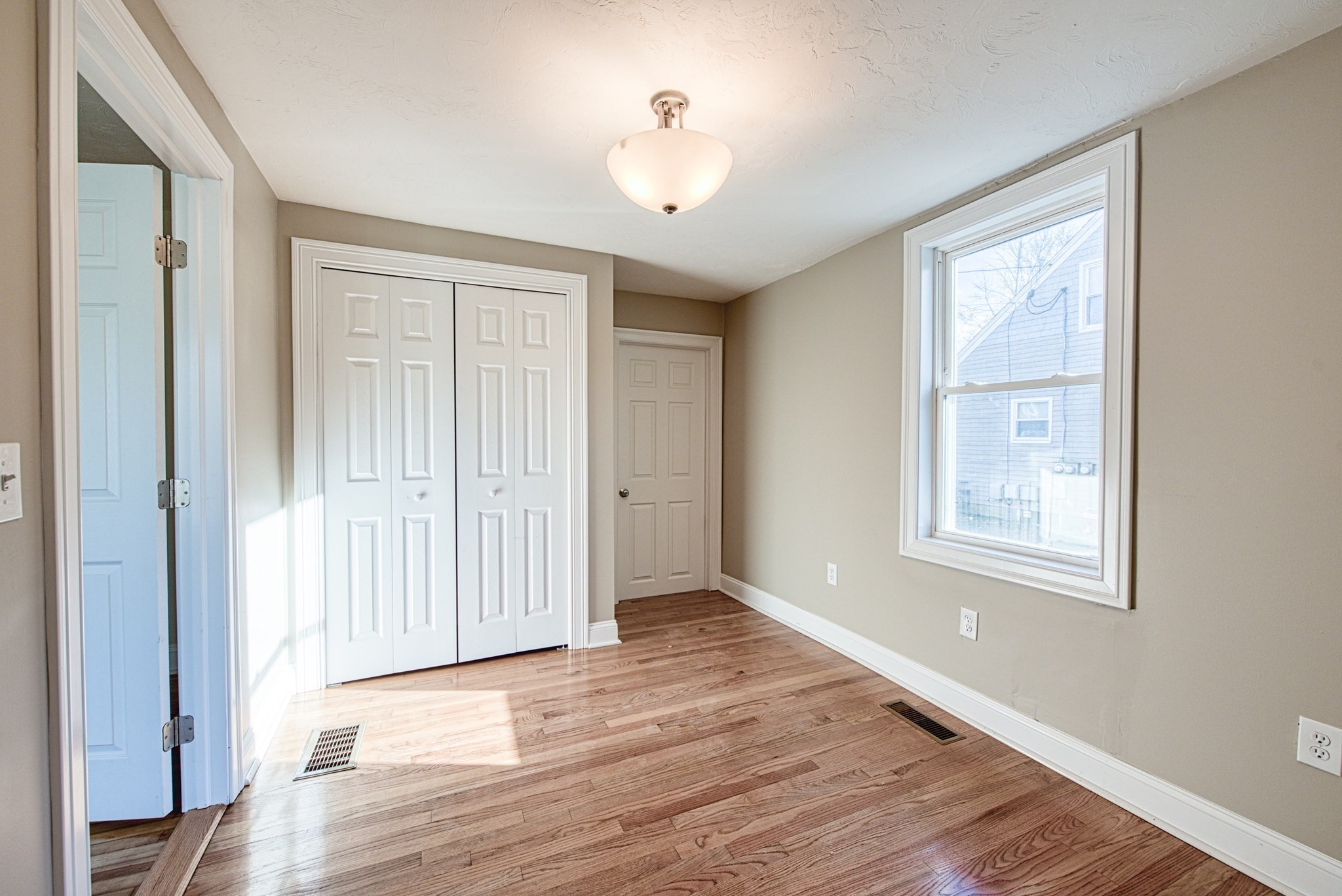 Taunton, Massachusetts, 02780, United States, 3 Bedrooms Bedrooms, ,2 BathroomsBathrooms,Residential,For Sale,2005386