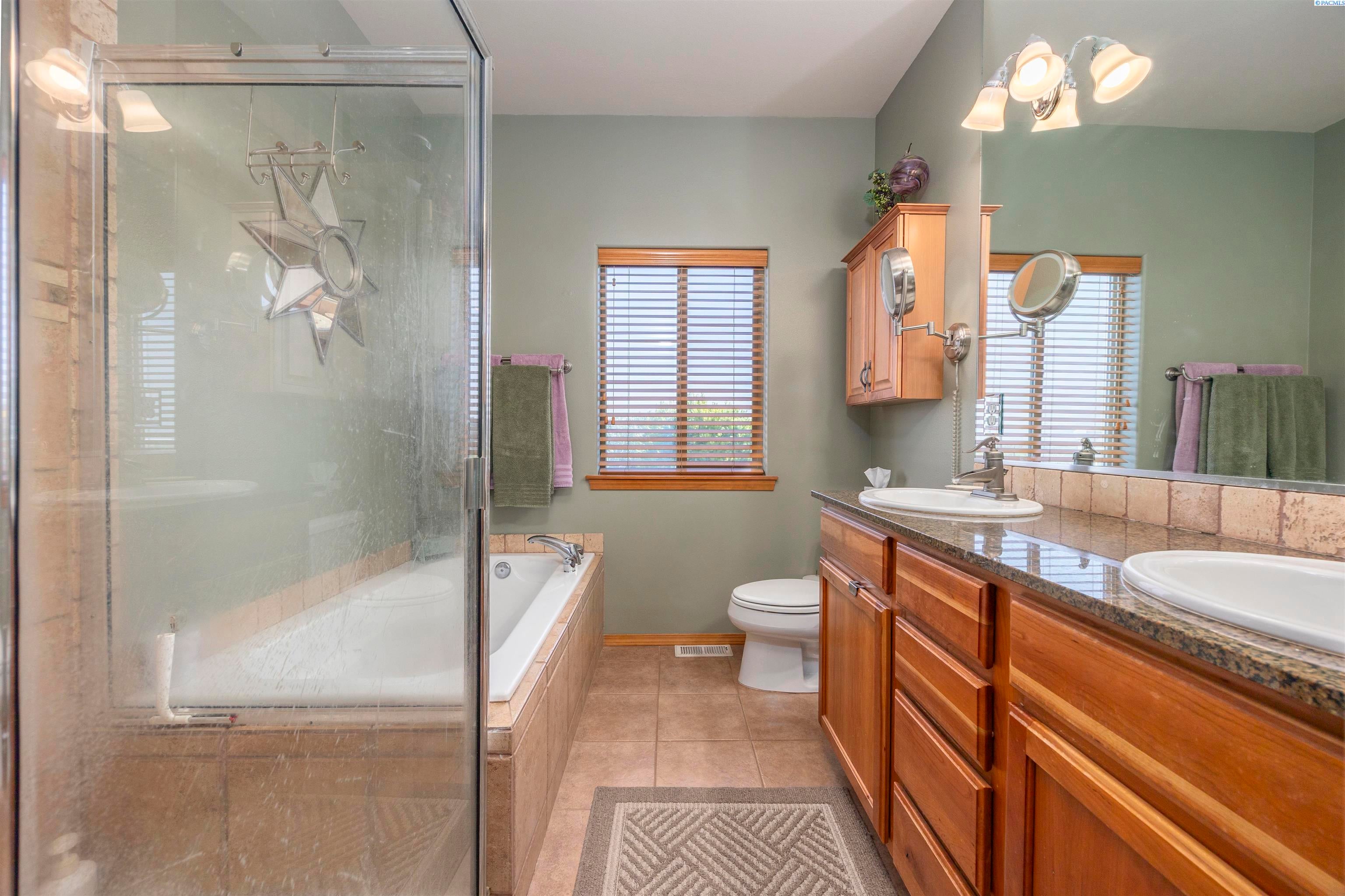 Kennewick, Washington, 99337, United States, 4 Bedrooms Bedrooms, ,3 BathroomsBathrooms,Residential,For Sale,1860973