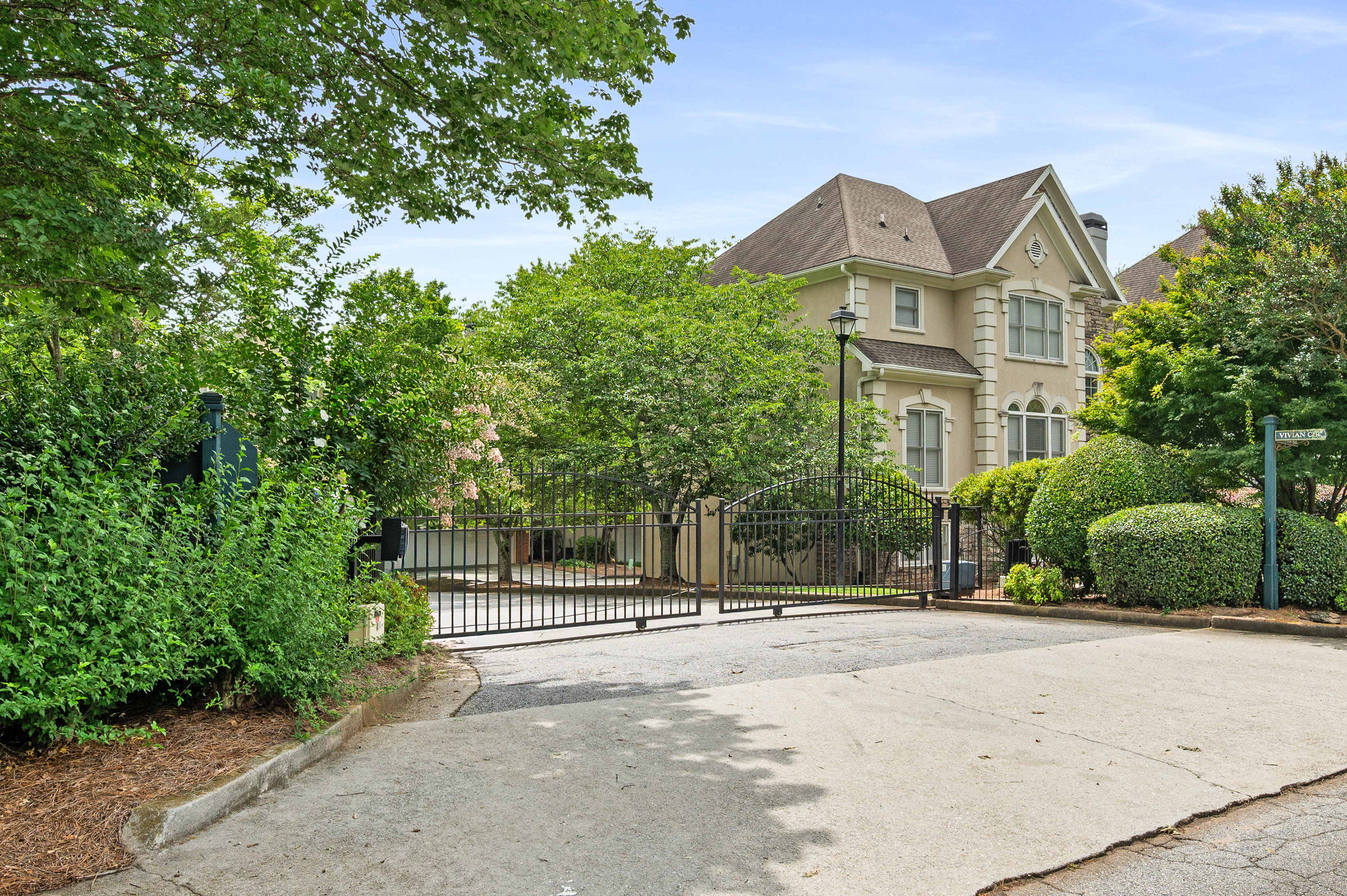  Stunning, All-Brick Home in Sought-After Medlock Place - 物件實景