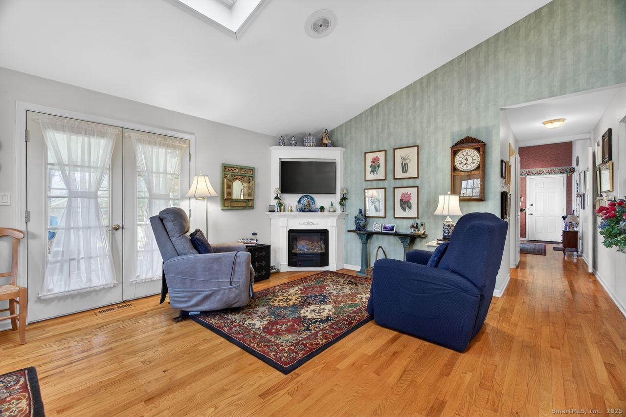 Guilford, Connecticut, 06437, United States, 3 Bedrooms Bedrooms, ,3 BathroomsBathrooms,Residential,For Sale,2003237