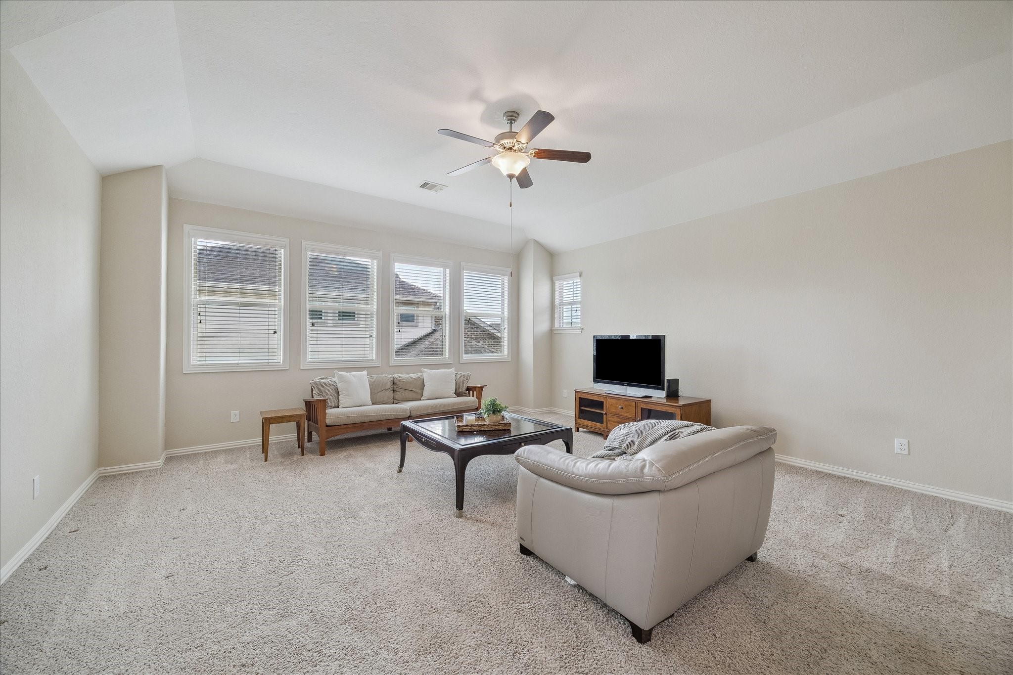  6228 Watford Drive - 物件實景