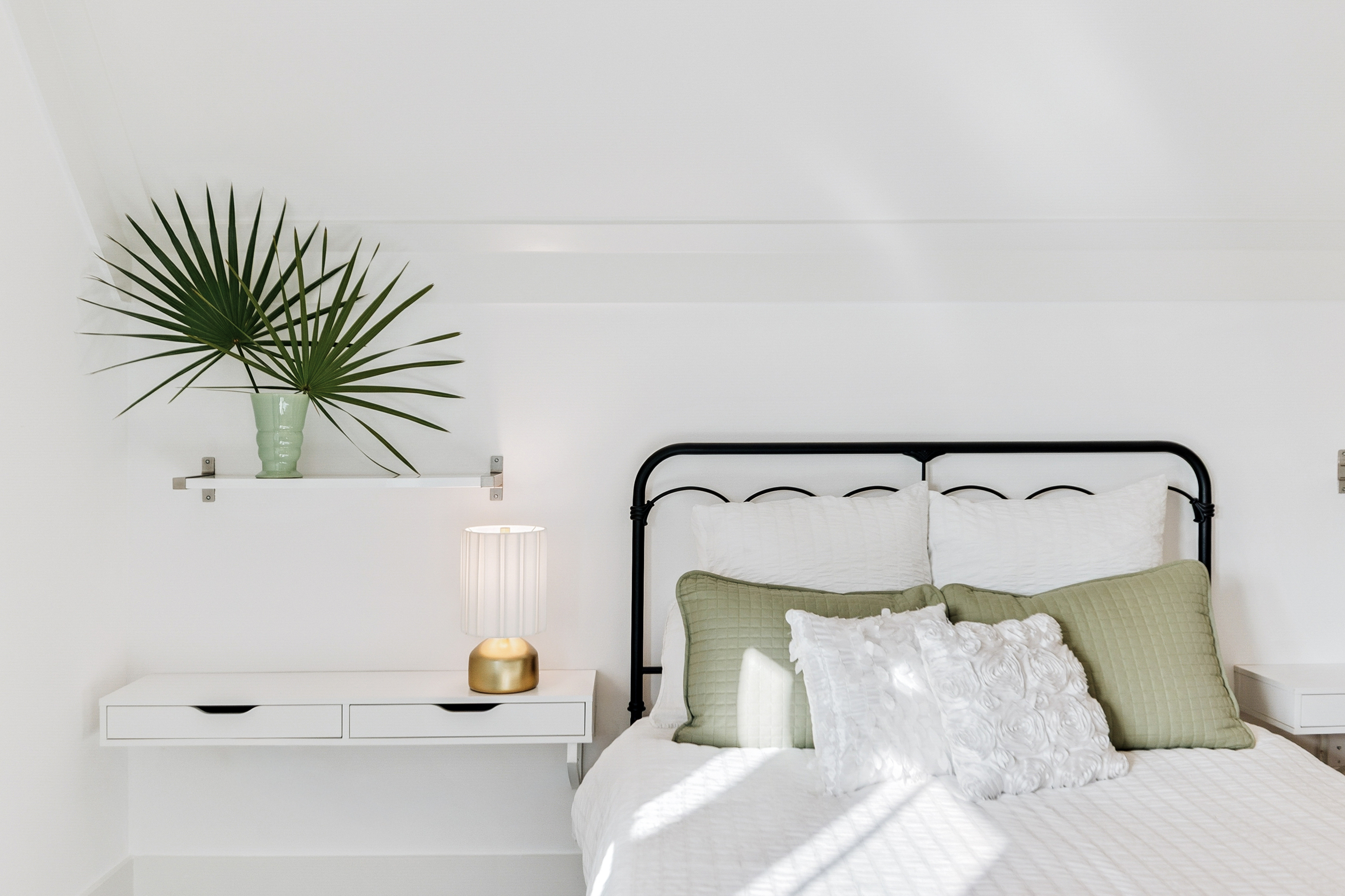  Designer-Furnished Coastal Retreat with Cabana & Outdoor Fireplace - 物件實景