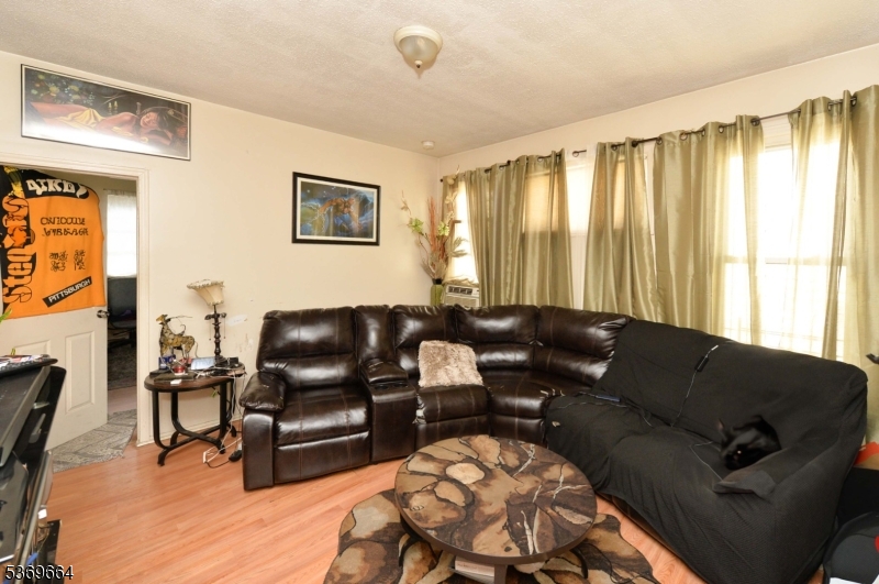 Irvington Twp., New Jersey, 07111, United States, 5 Bedrooms Bedrooms, ,3 BathroomsBathrooms,Residential,For Sale,1895417