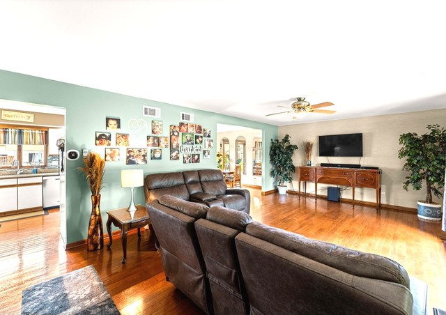 Palos Hills, Illinois, 60465, United States, 4 Bedrooms Bedrooms, ,3 BathroomsBathrooms,Residential,For Sale,1940723