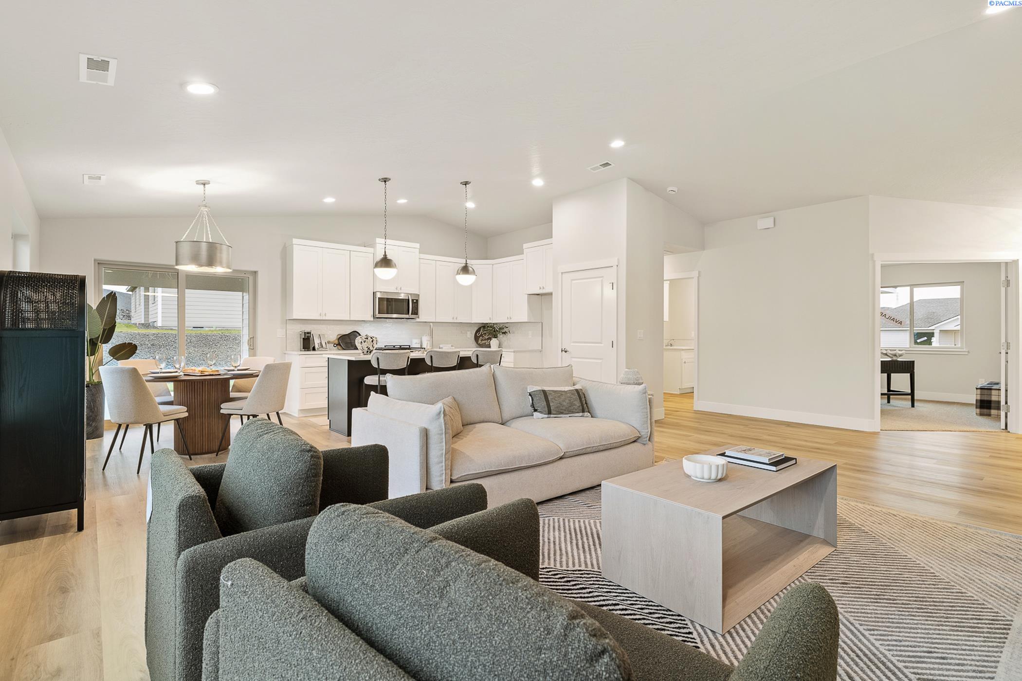 Kennewick, Washington, 99338, United States, 4 Bedrooms Bedrooms, ,1 BathroomBathrooms,Residential,For Sale,1973068