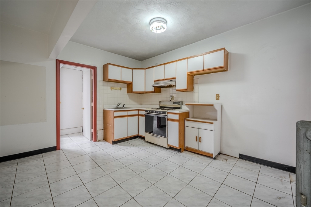 Somerville, Massachusetts, 02145, United States, 4 Bedrooms Bedrooms, ,2 BathroomsBathrooms,Residential,For Sale,1950845