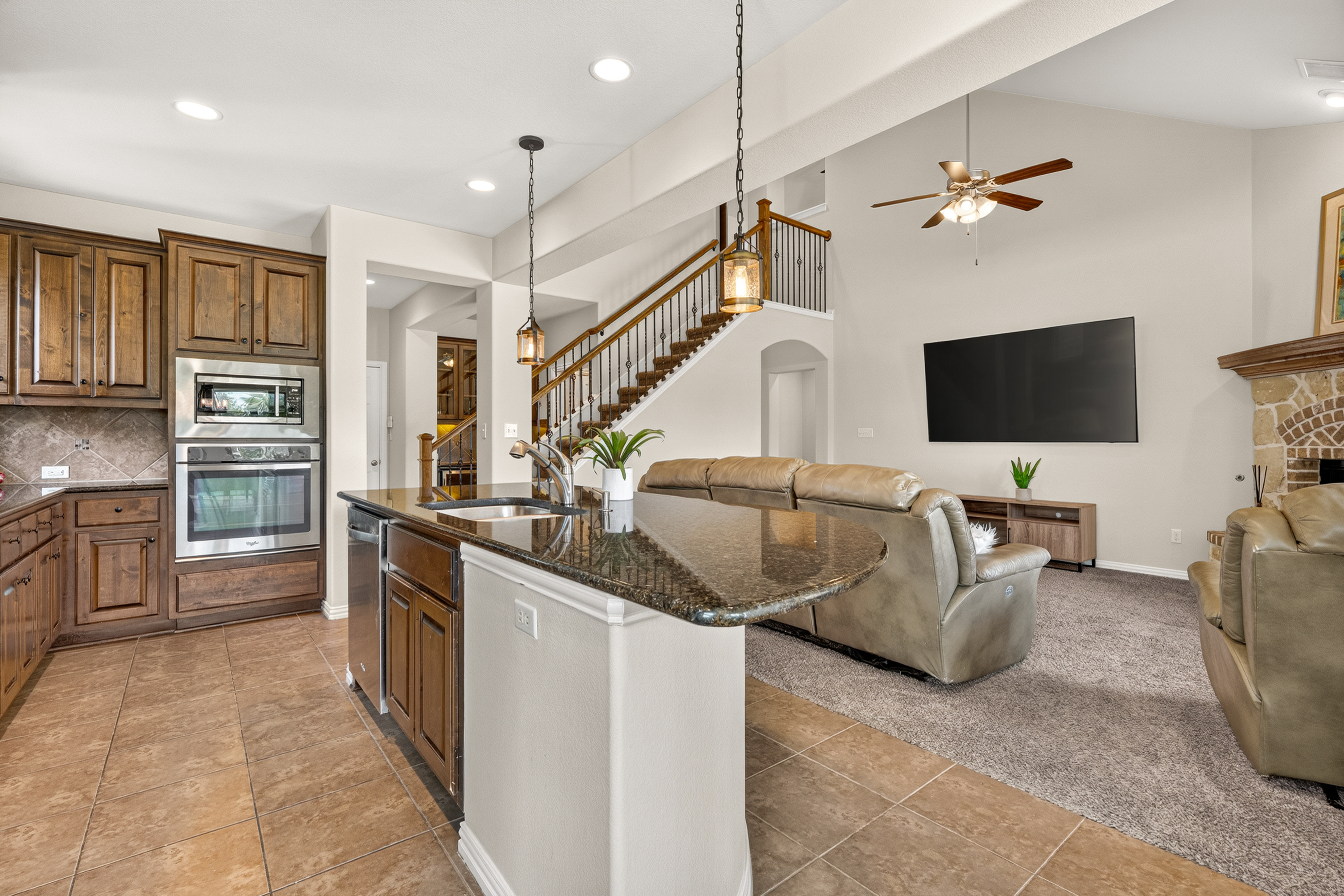  Masterfully Crafted Home in Belterra with Backyard Oasis - 物件實景