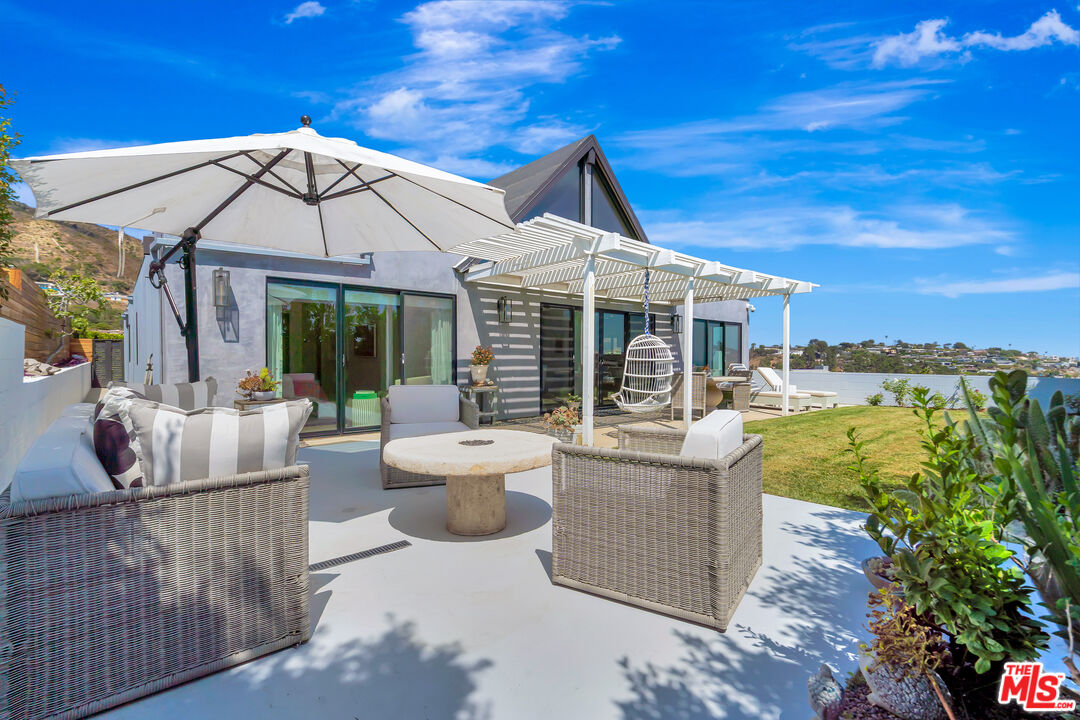 Malibu, California, 90265, United States, 4 Bedrooms Bedrooms, ,3 BathroomsBathrooms,Residential,For Sale,1925740