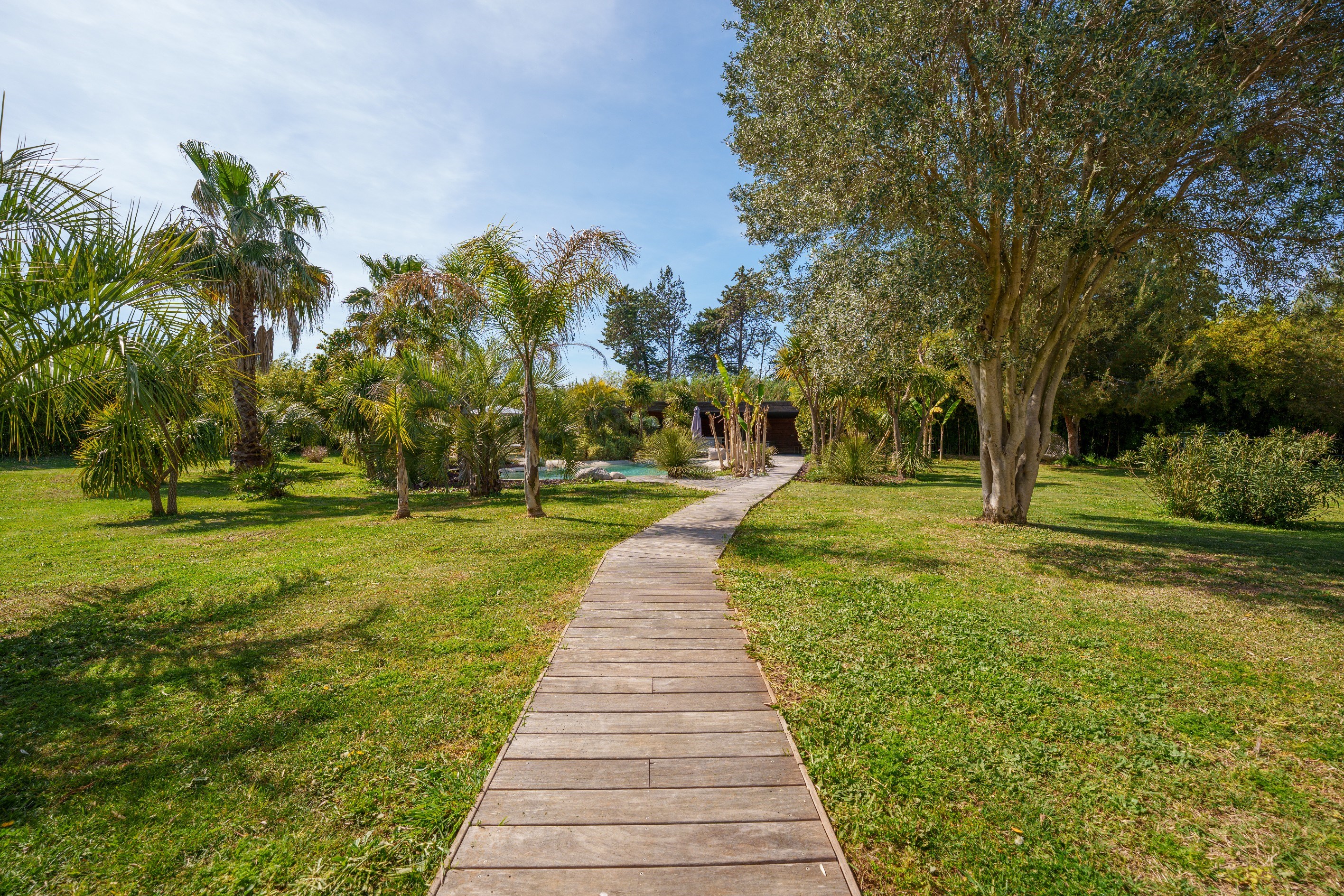  Contemporary villa with landscaped grounds and lagoon-style pool – Lattes - 物件實景