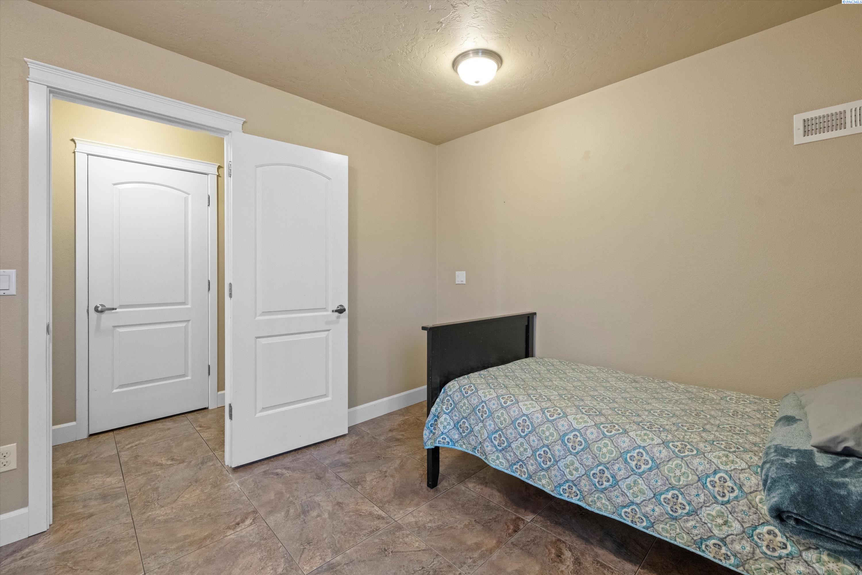 Pasco, Washington, 99301, United States, 6 Bedrooms Bedrooms, ,3 BathroomsBathrooms,Residential,For Sale,1705184