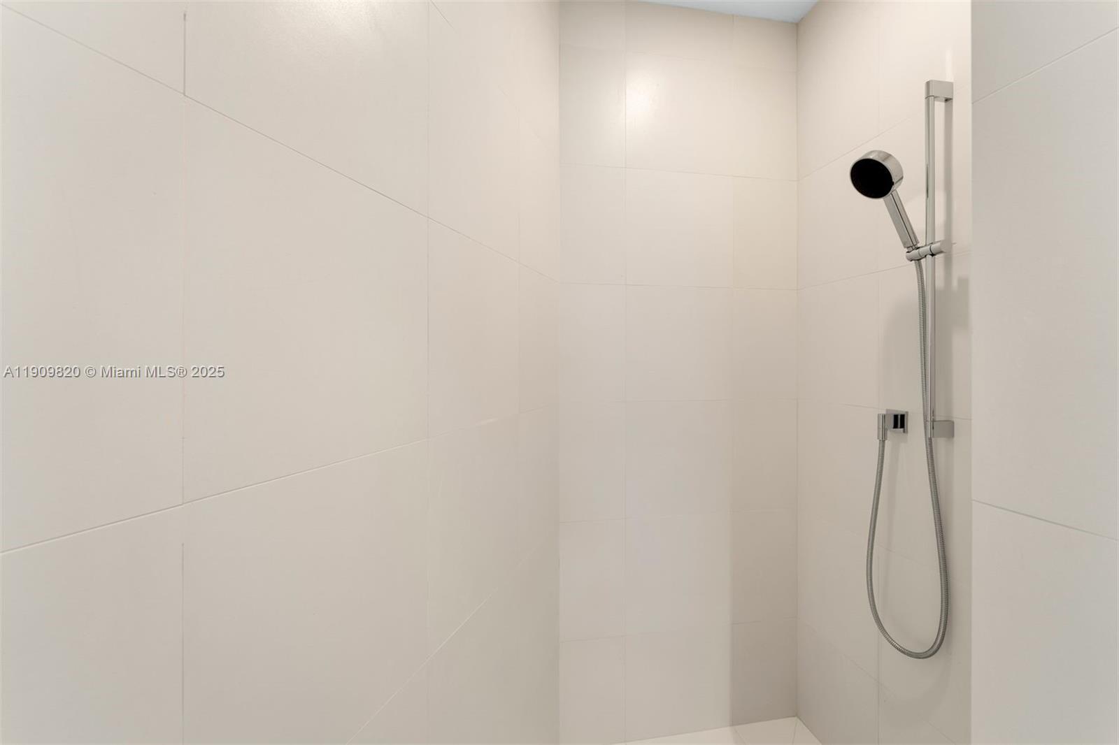 Sunny Isles Beach, Florida, 33160, United States, 4 Bedrooms Bedrooms, ,5 BathroomsBathrooms,Residential,For Sale,1989391