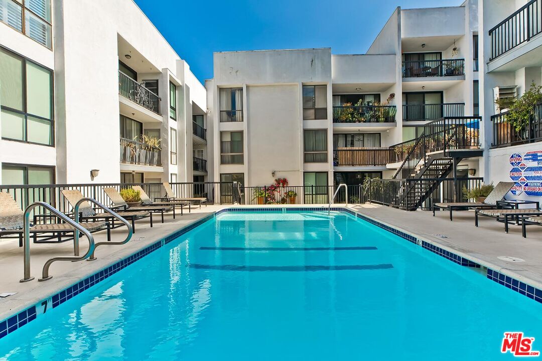 West Hollywood, California, 90069, United States, 1 Bedroom Bedrooms, ,1 BathroomBathrooms,Residential,For Sale,1939893