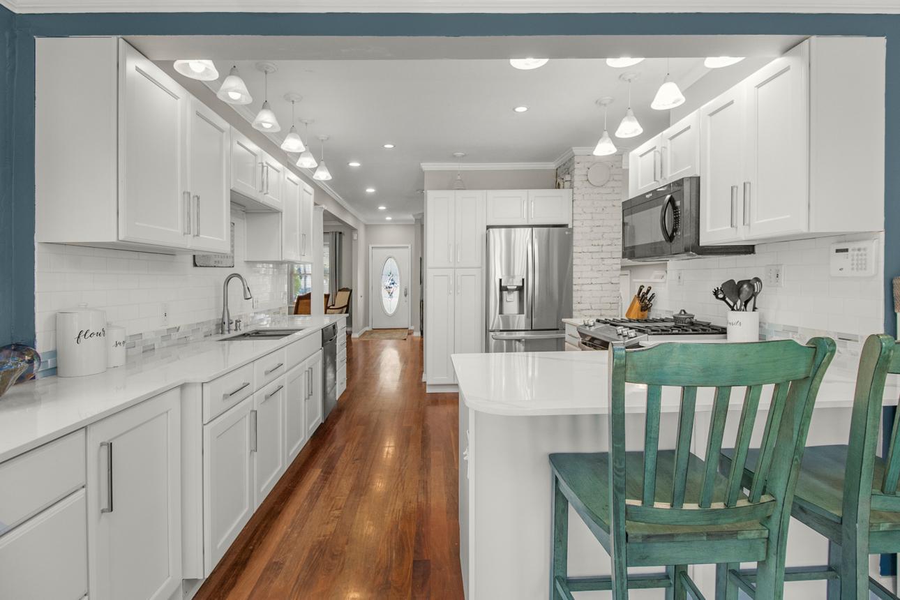 Saint Paul, Minnesota, 55104, United States, 5 Bedrooms Bedrooms, ,3 BathroomsBathrooms,Residential,For Sale,1947967