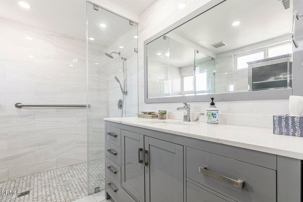 Los Angeles, California, 91352, United States, 5 Bedrooms Bedrooms, ,5 BathroomsBathrooms,Residential,For Sale,1941617