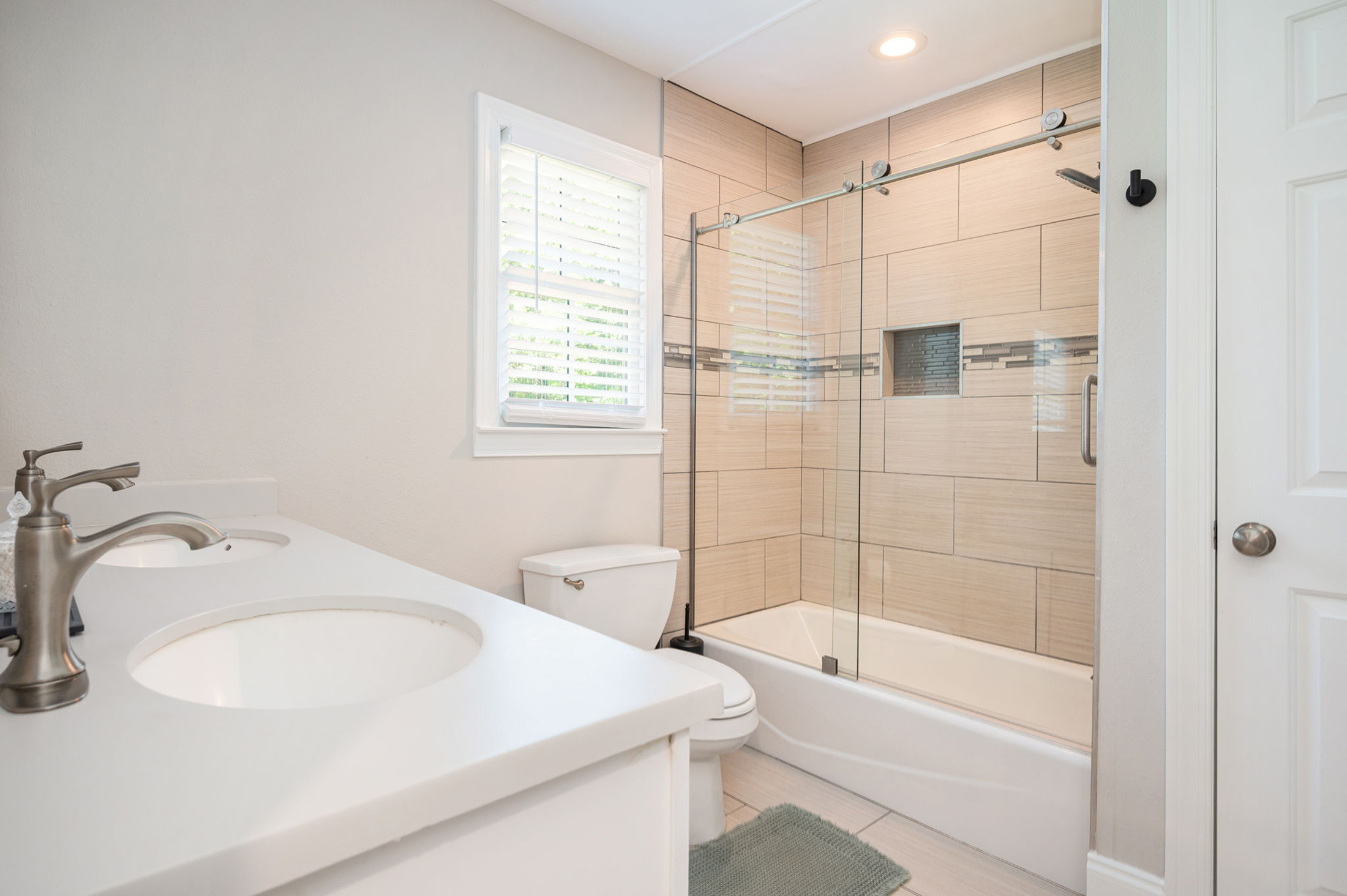  Exceptional Home Nestled on 0.83+/- Acre Picturesque Corner Lot - 物件實景