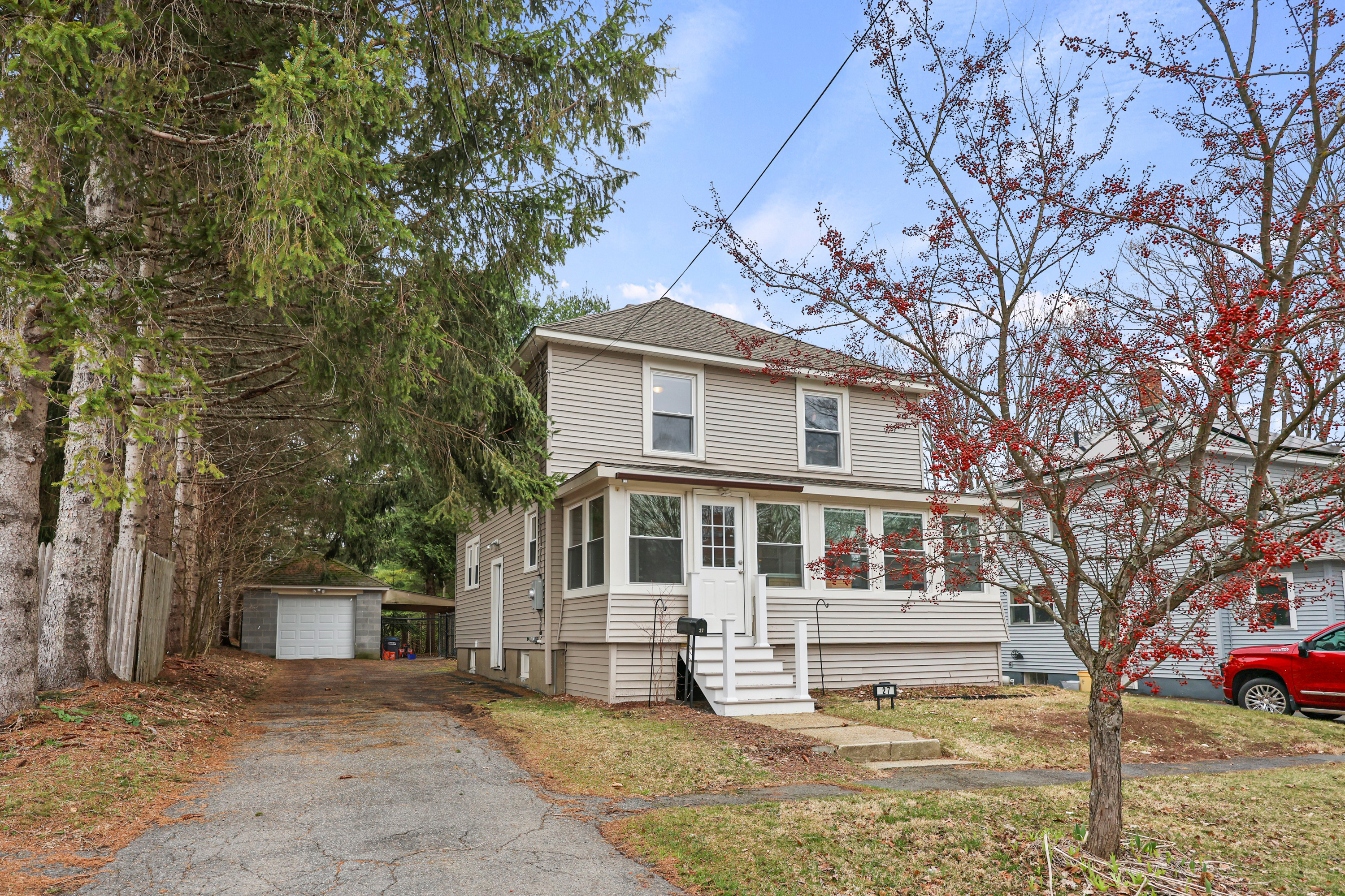  Sunlit, Well-Kept Home with Easy Flow and Quiet Setting - 物件實景