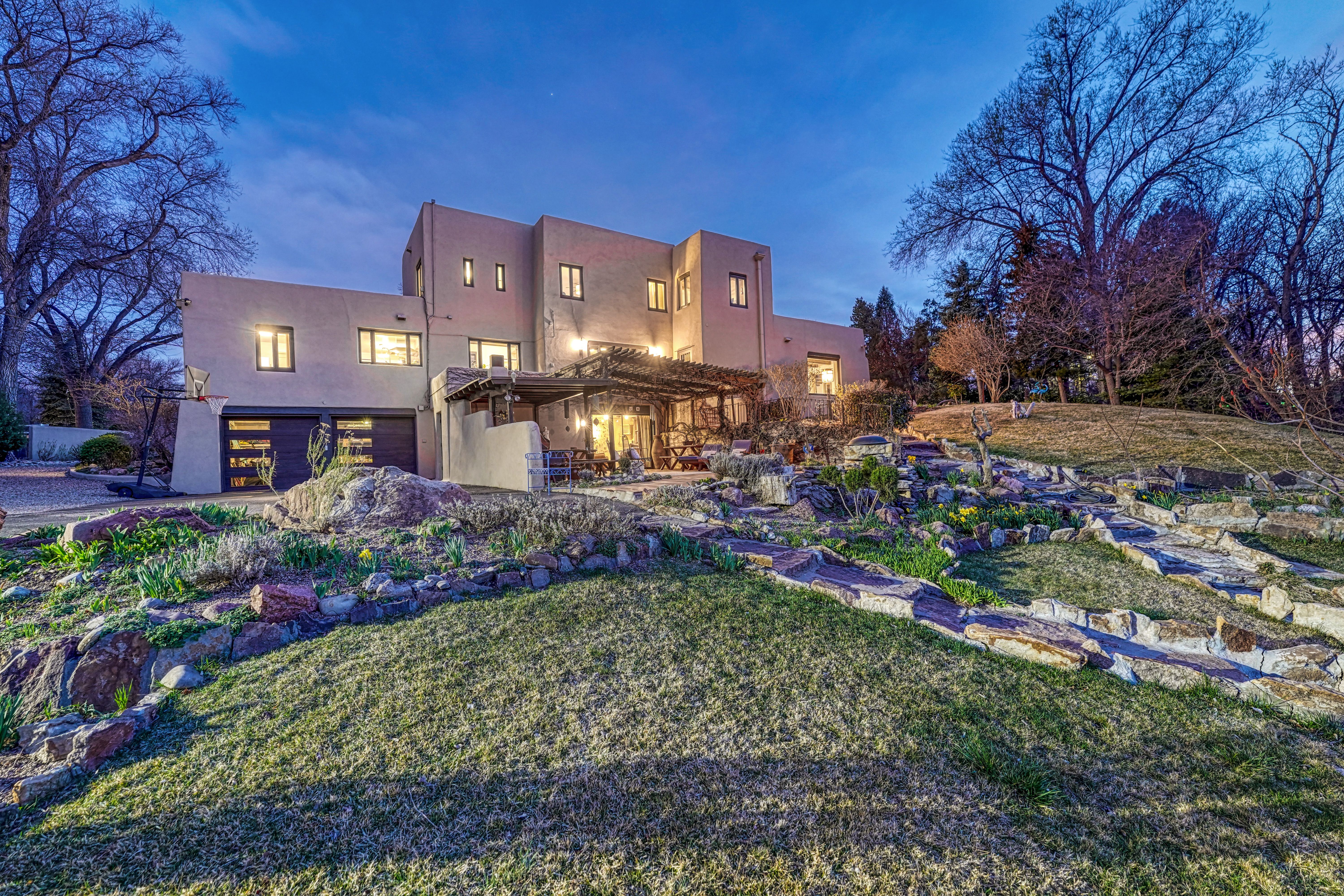  Introducing the Harold Florman House, a Rare and Authentic 1939 Pueblo Revival - 物件實景