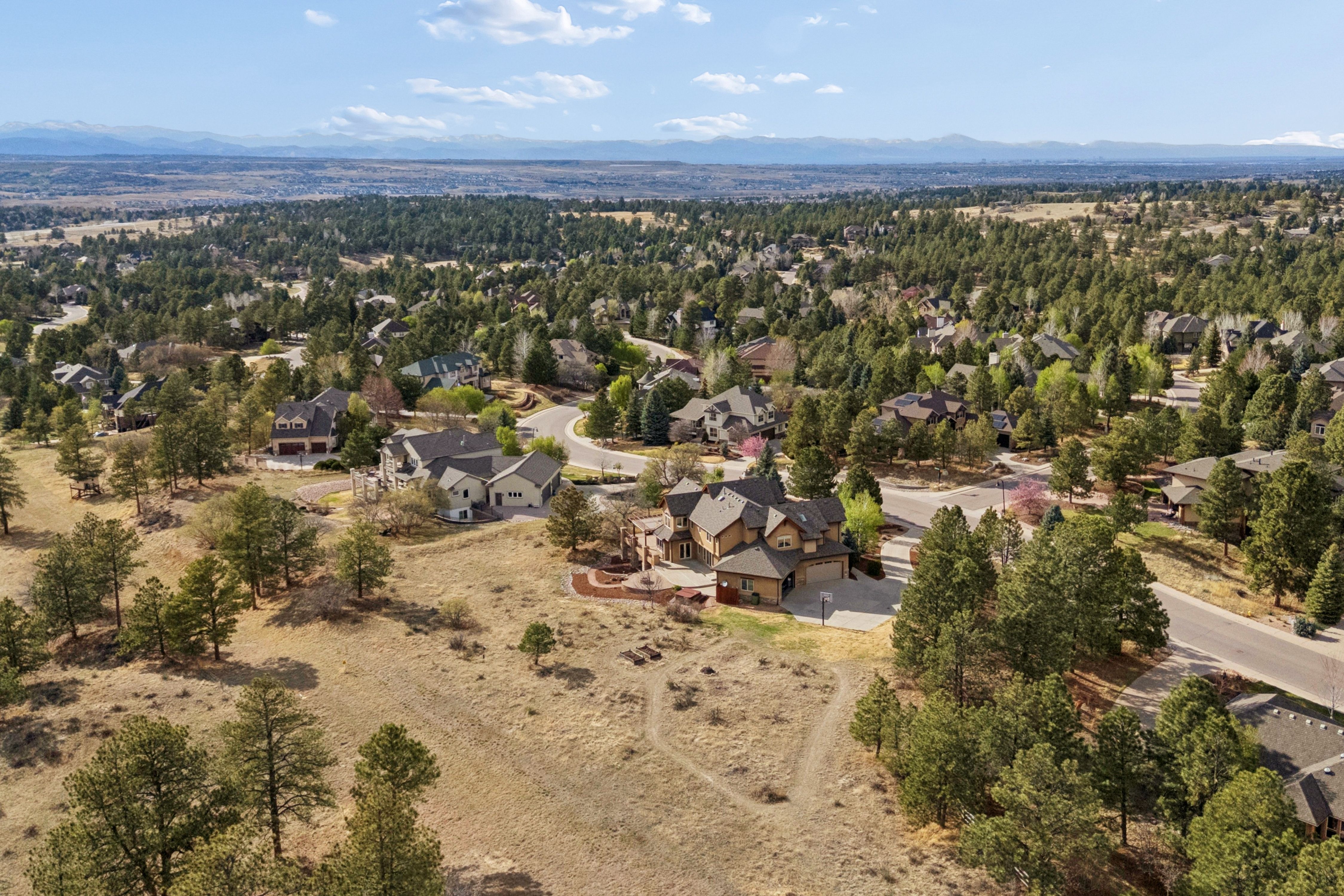  Set high on a hill in The Timbers and backing to open space - 物件實景