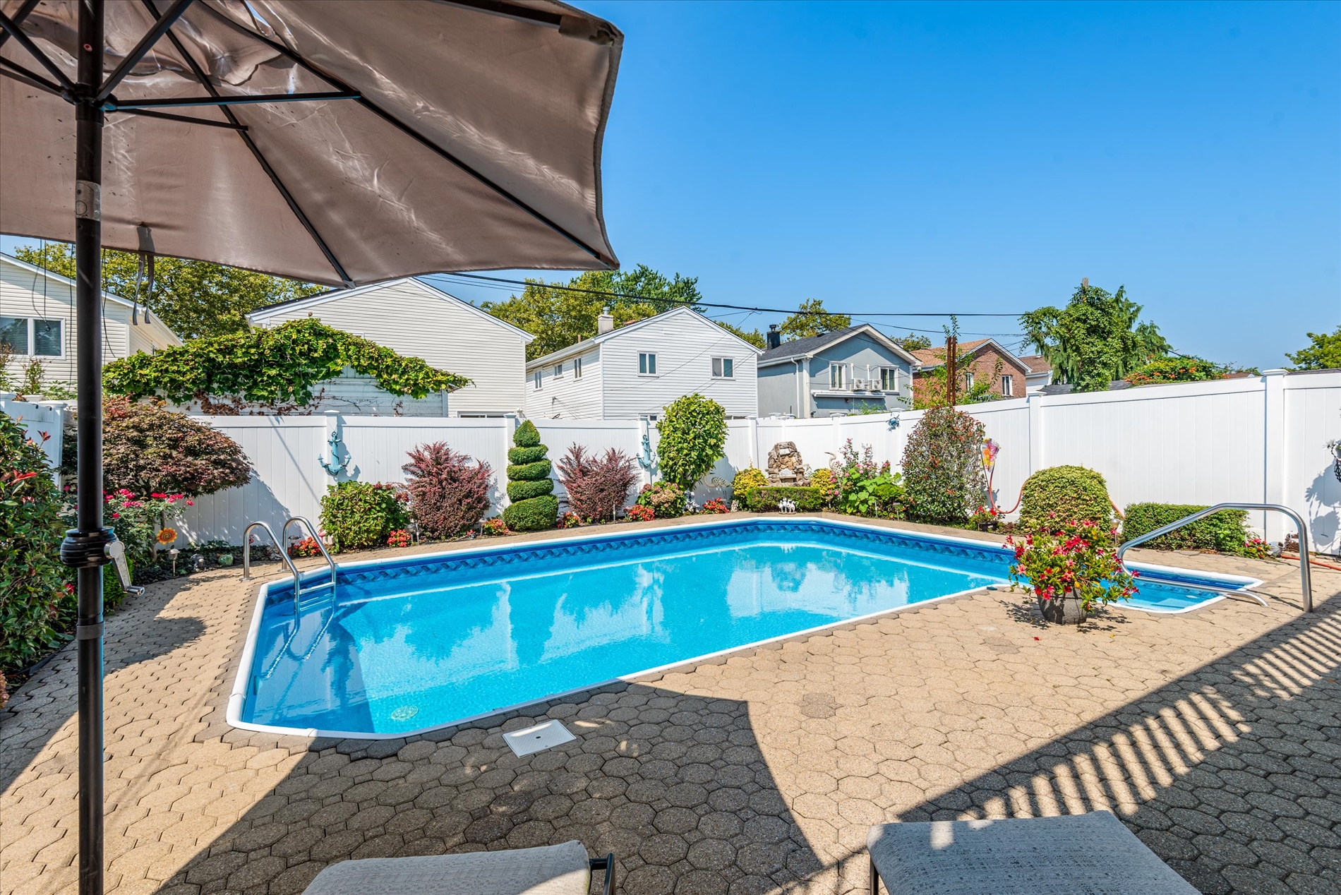 Howard Beach, New York, 11414, United States, 4 Bedrooms Bedrooms, ,2 BathroomsBathrooms,Residential,For Sale,1916184