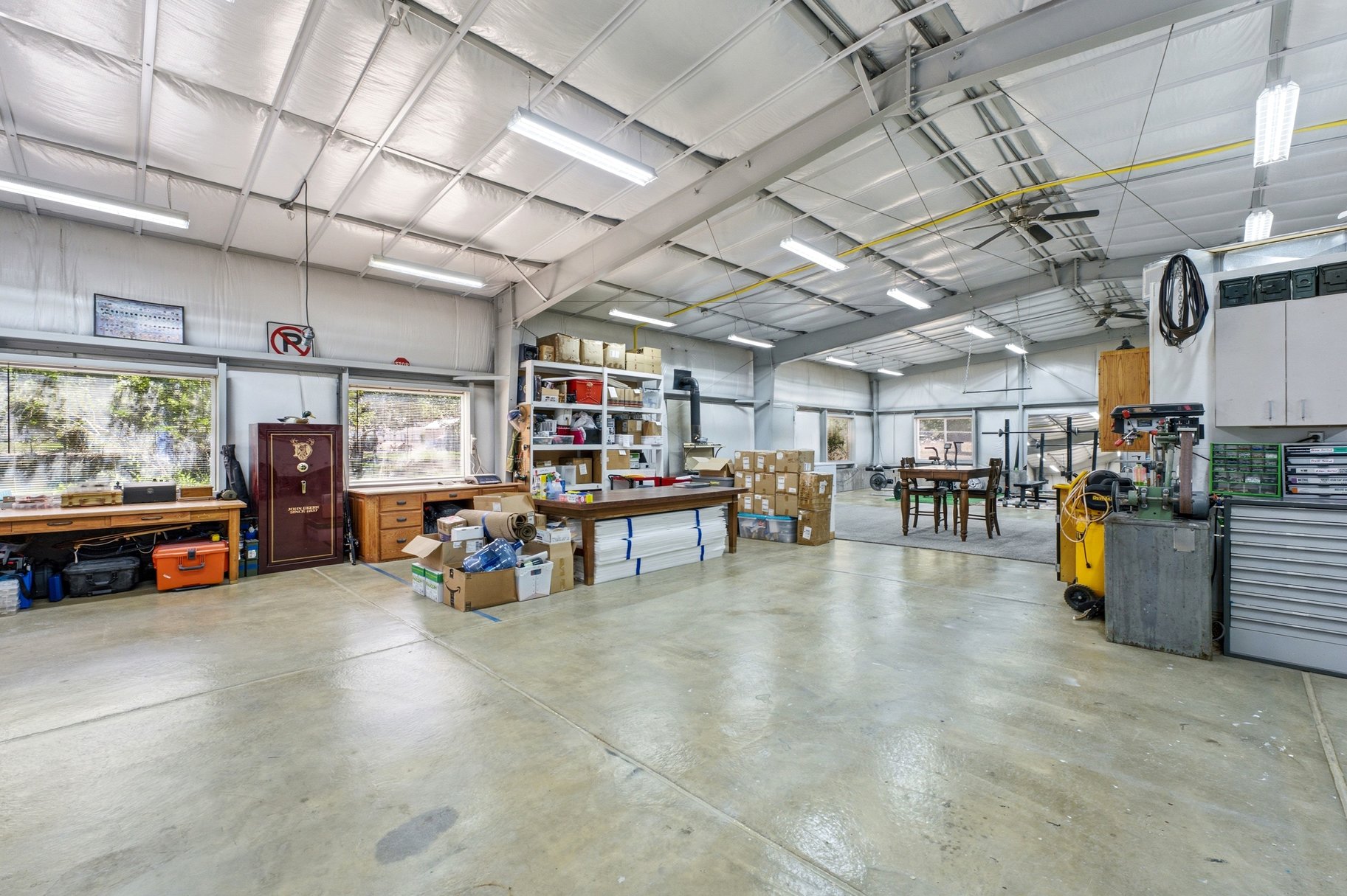  Custom Home with a 2400 Square Foot Shop with Plumbing and Electricity - 物件實景