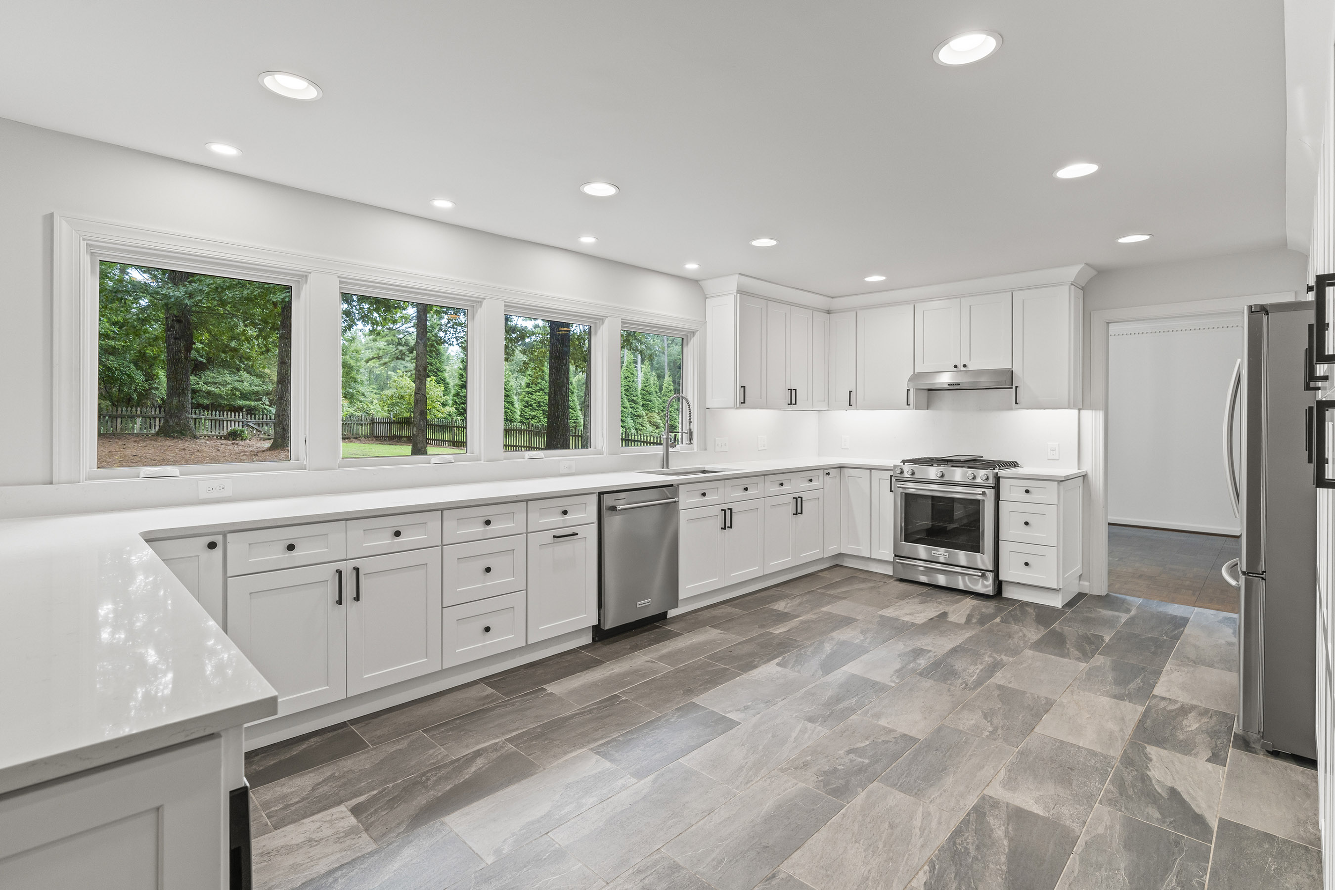  A Perfect Blend: Modern Updates in a Traditional Woodland Forest Home - 物件實景