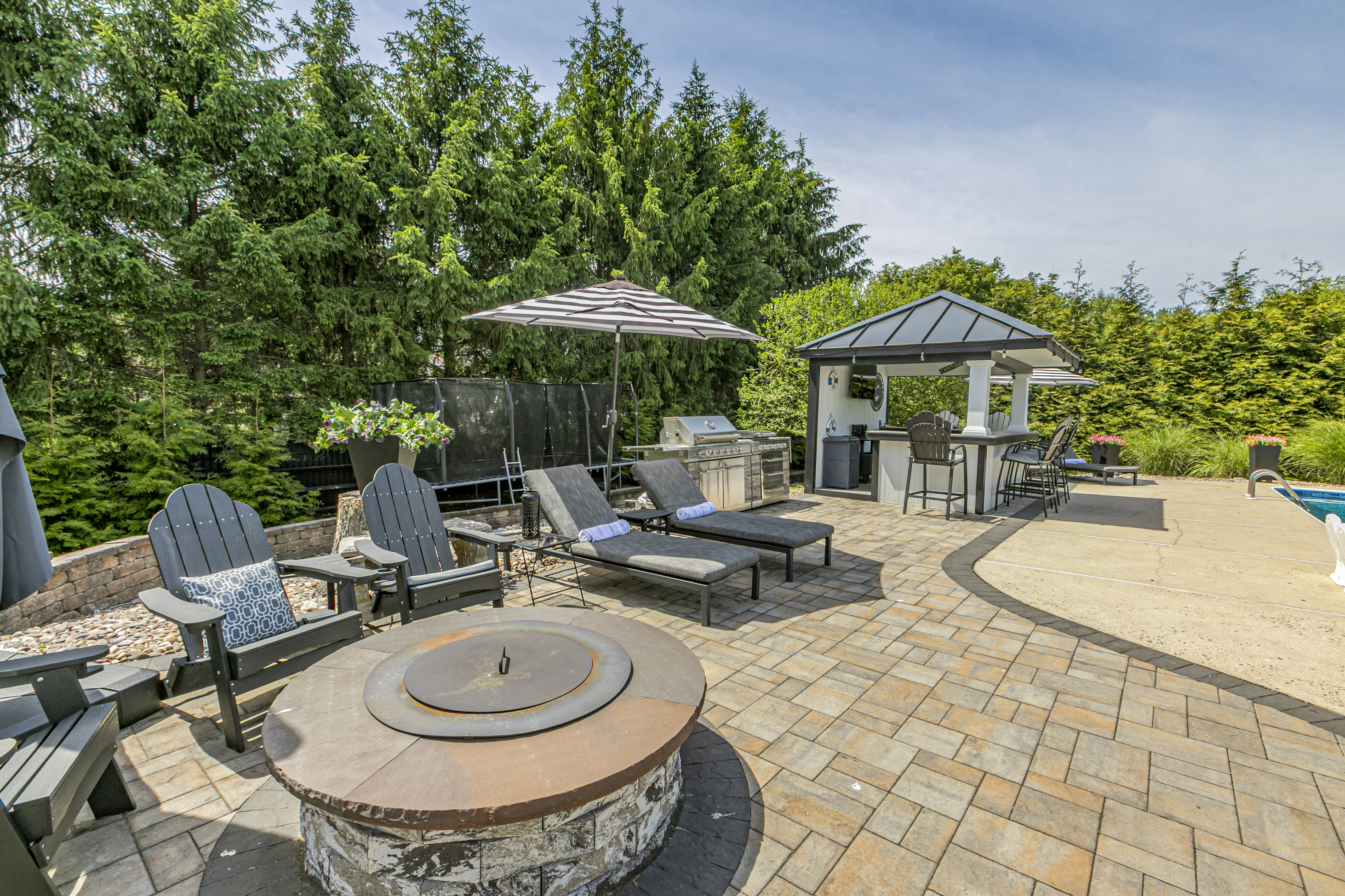  Resort-Worthy Outdoor Living Meets a Thoughtfully Renovated Interior - 物件實景
