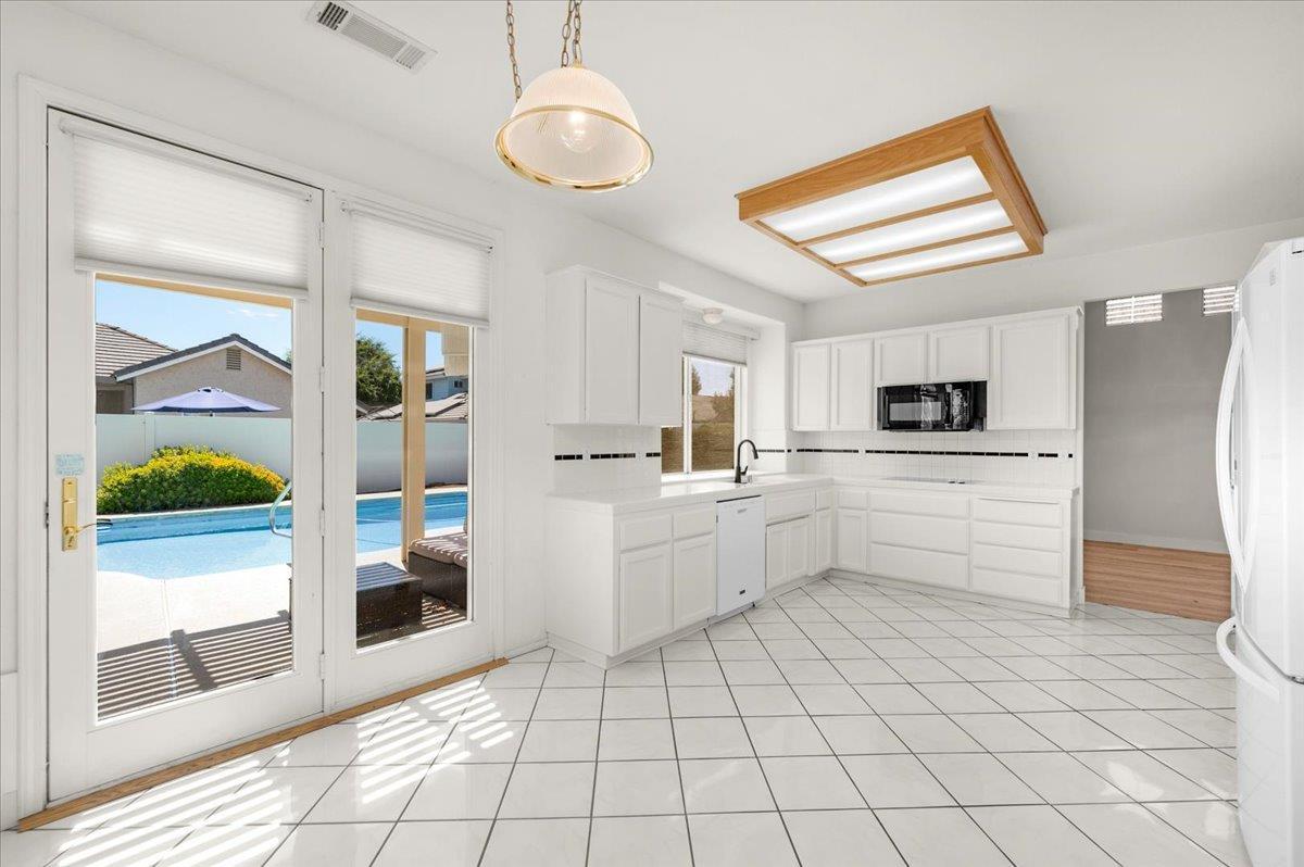 Clovis, California, 93611, United States, 5 Bedrooms Bedrooms, ,3 BathroomsBathrooms,Residential,For Sale,1924098