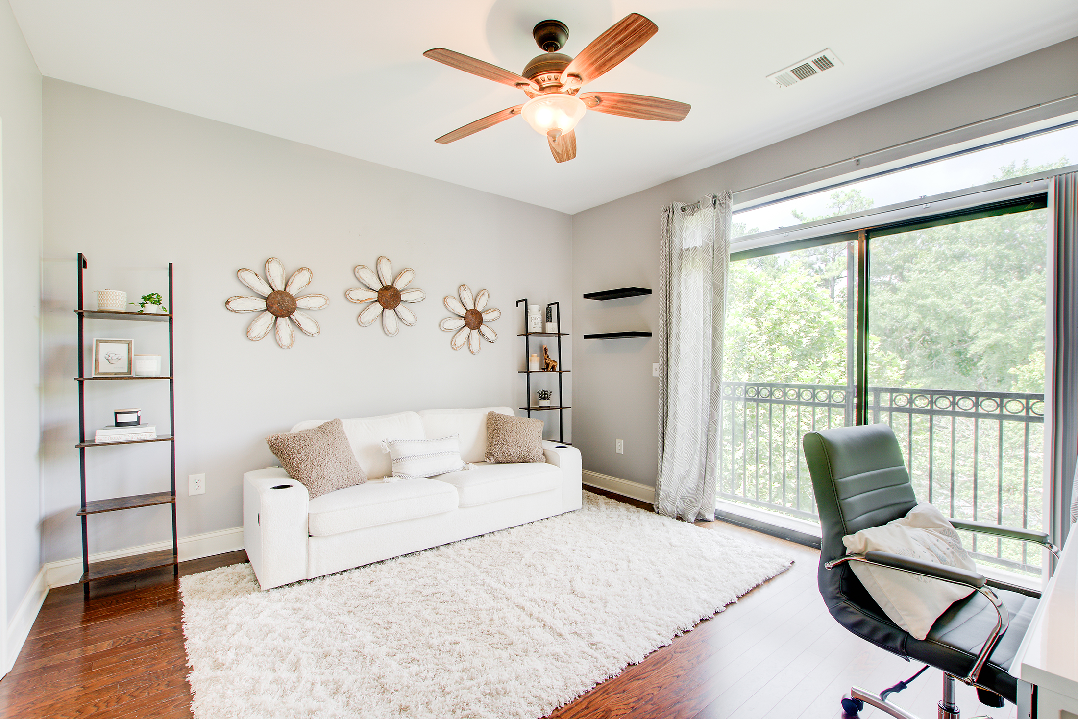  Beautifully Maintained and Light-filled Top Floor Corner Unit - 物件實景