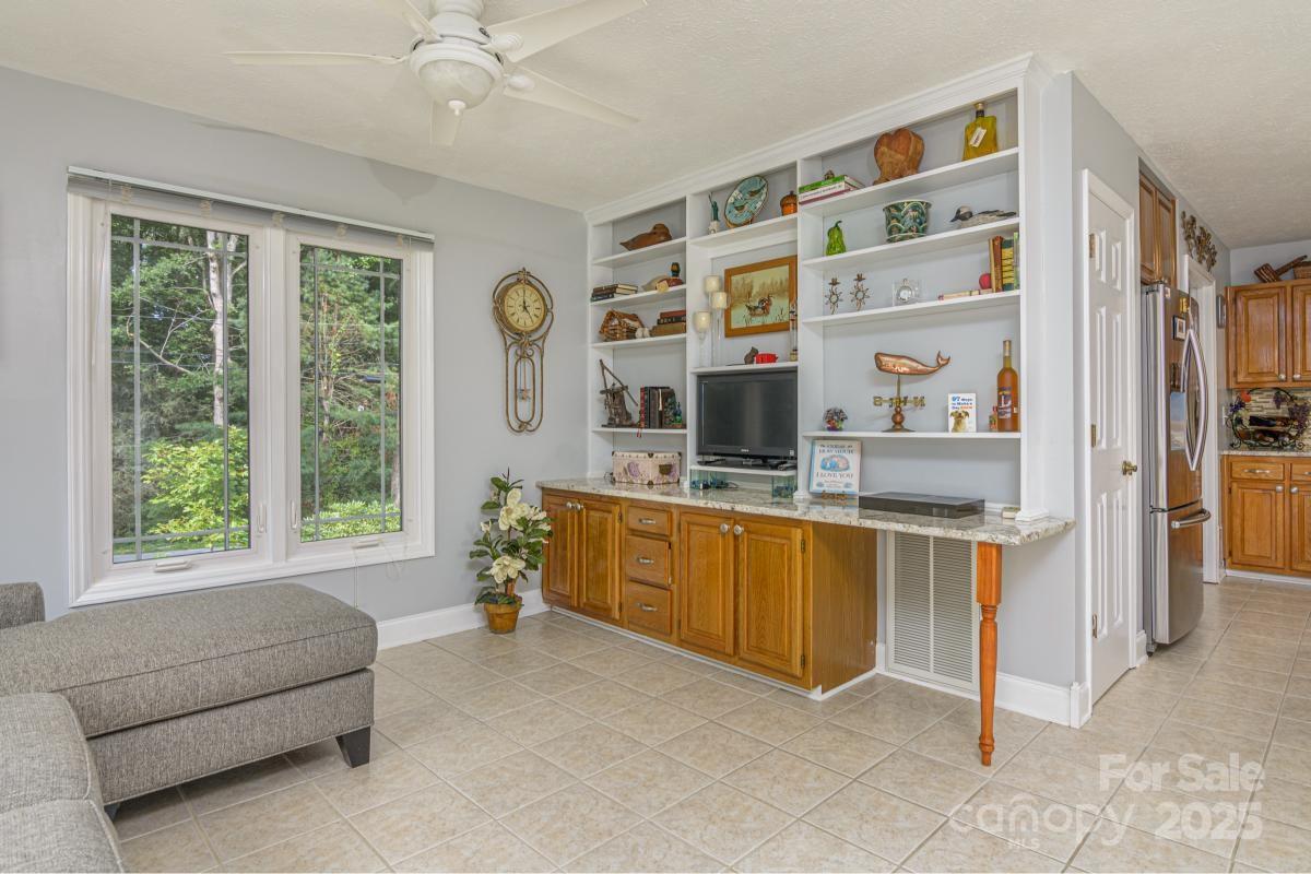 Hendersonville, North Carolina, 28792, United States, 3 Bedrooms Bedrooms, ,3 BathroomsBathrooms,Residential,For Sale,1942631