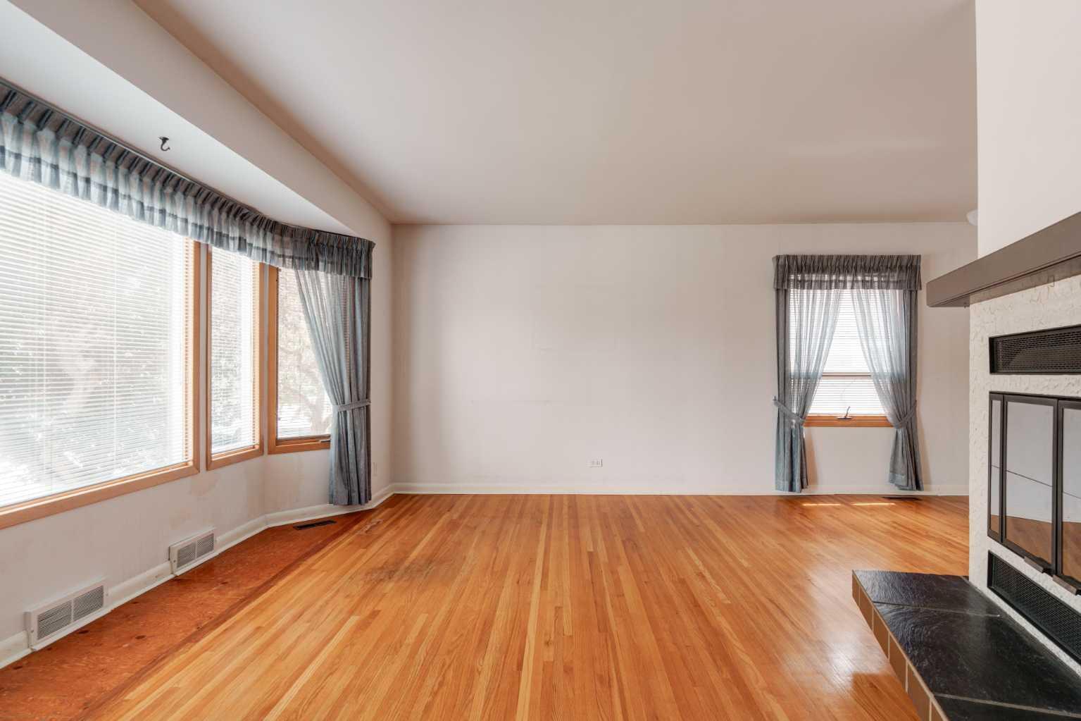 CALGARY, Alberta, T3E 2S7, CA, 3 Bedrooms Bedrooms, ,2 BathroomsBathrooms,Residential,For Sale,1896570