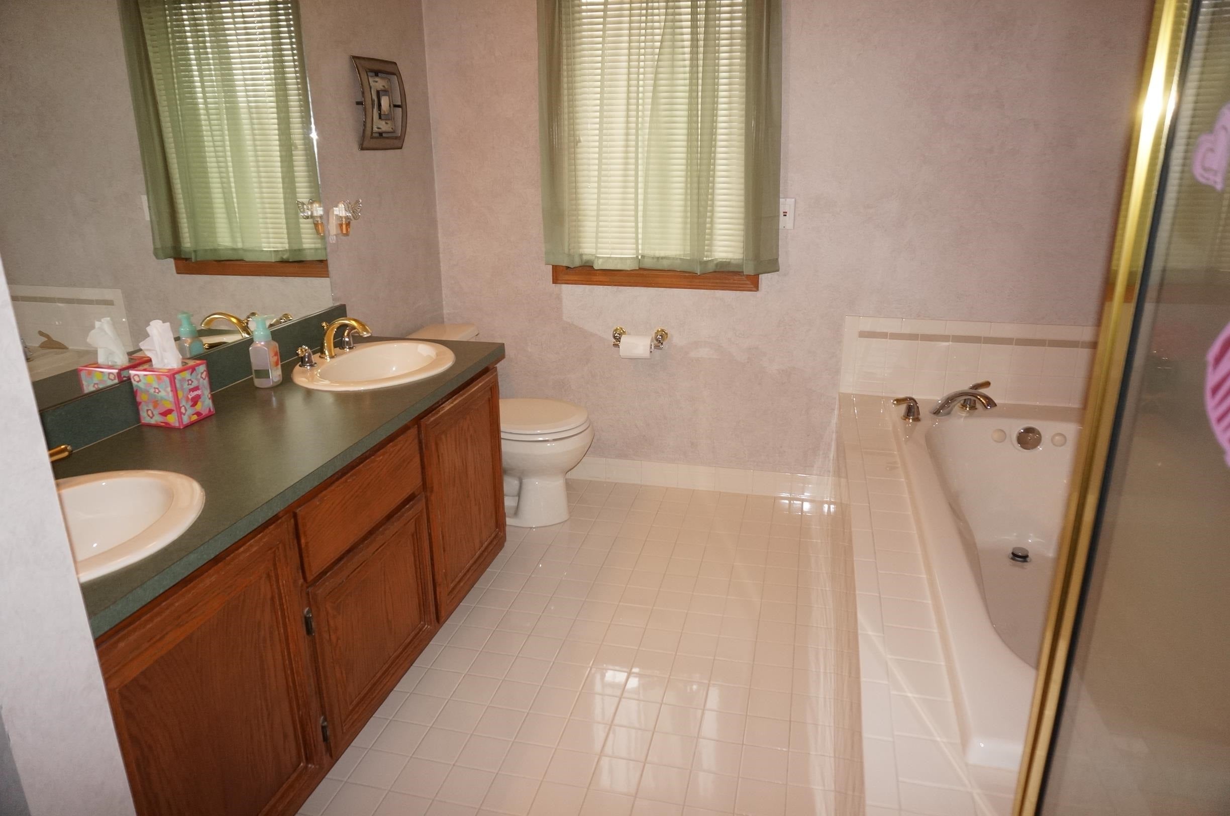 Macomb Twp, Michigan, 48044, United States, 4 Bedrooms Bedrooms, ,4 BathroomsBathrooms,Residential,For Sale,1942968