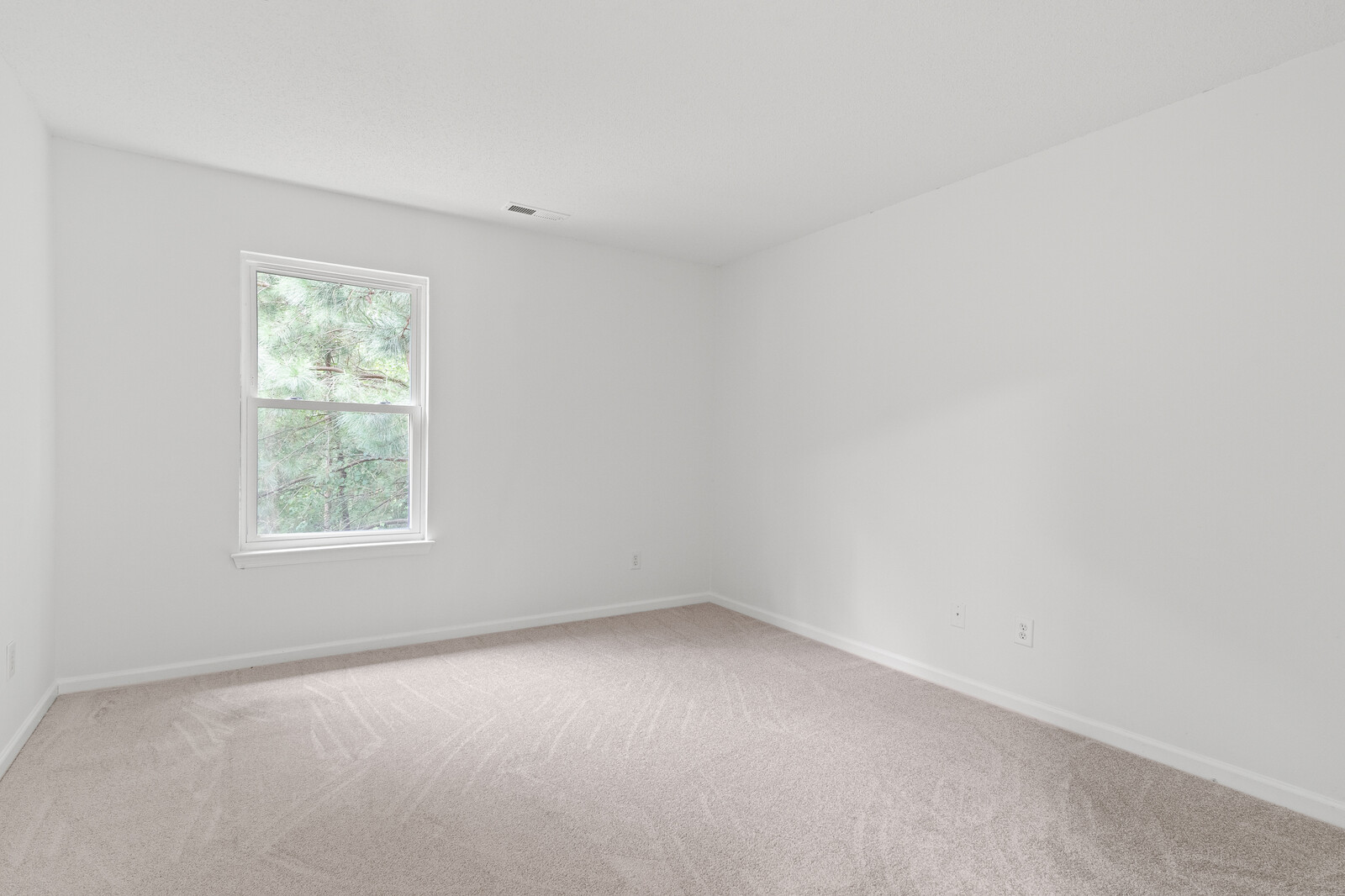 Newport News, Virginia, 23602-8360, United States, 5 Bedrooms Bedrooms, ,3 BathroomsBathrooms,Residential,For Sale,1938191