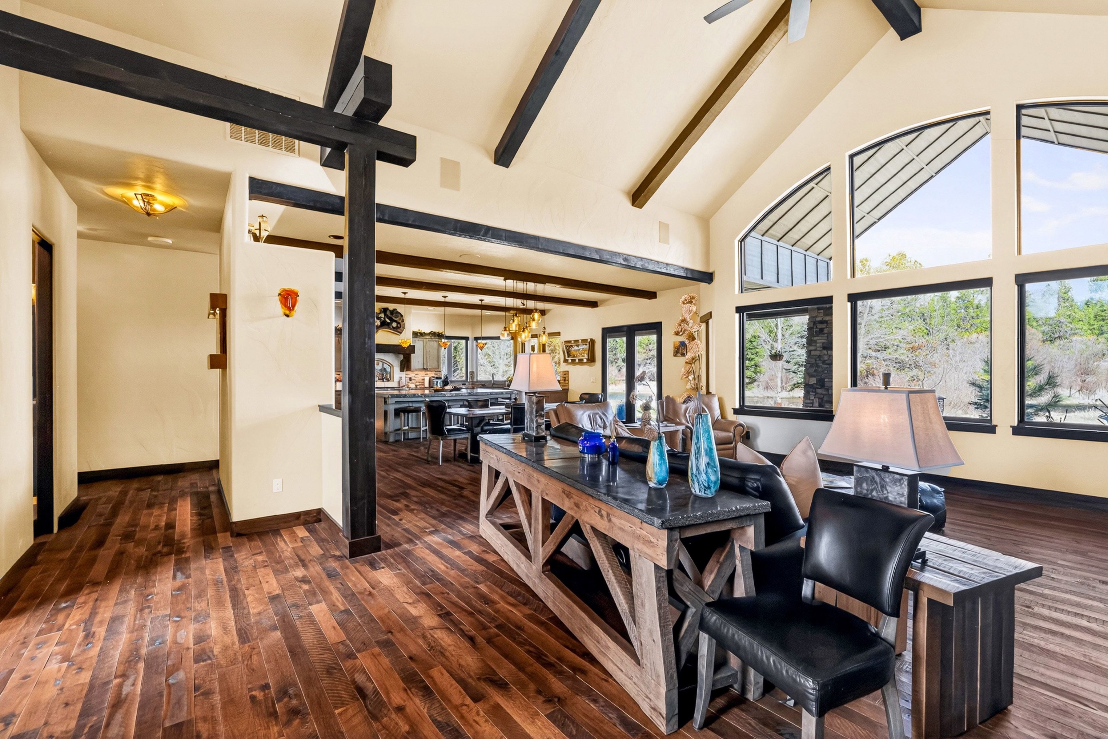  Stunning Home with Payette River Frontage on 2.66 Acres in McCall, Idaho - 物件實景