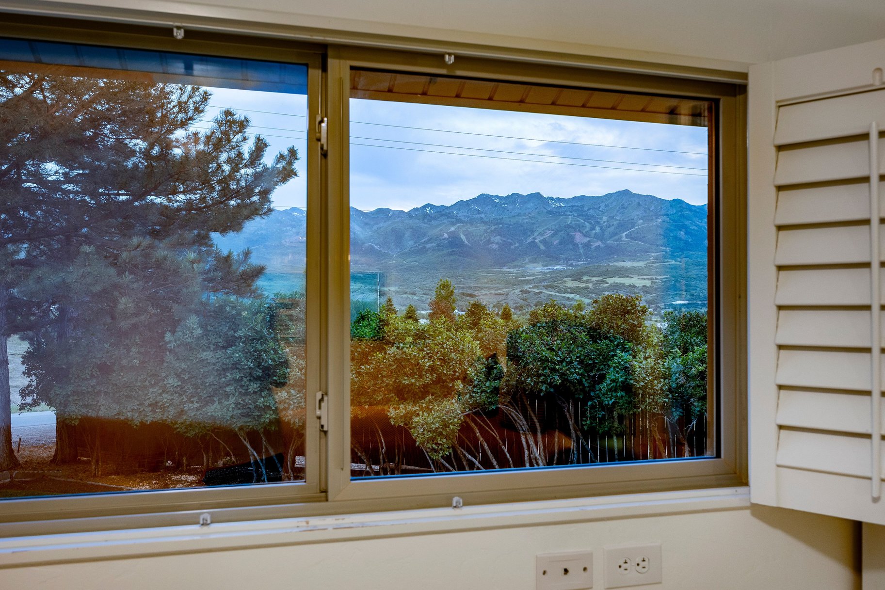  Incredibly Well-Maintained Horse Property with Indoor Arena & Views - 物件實景