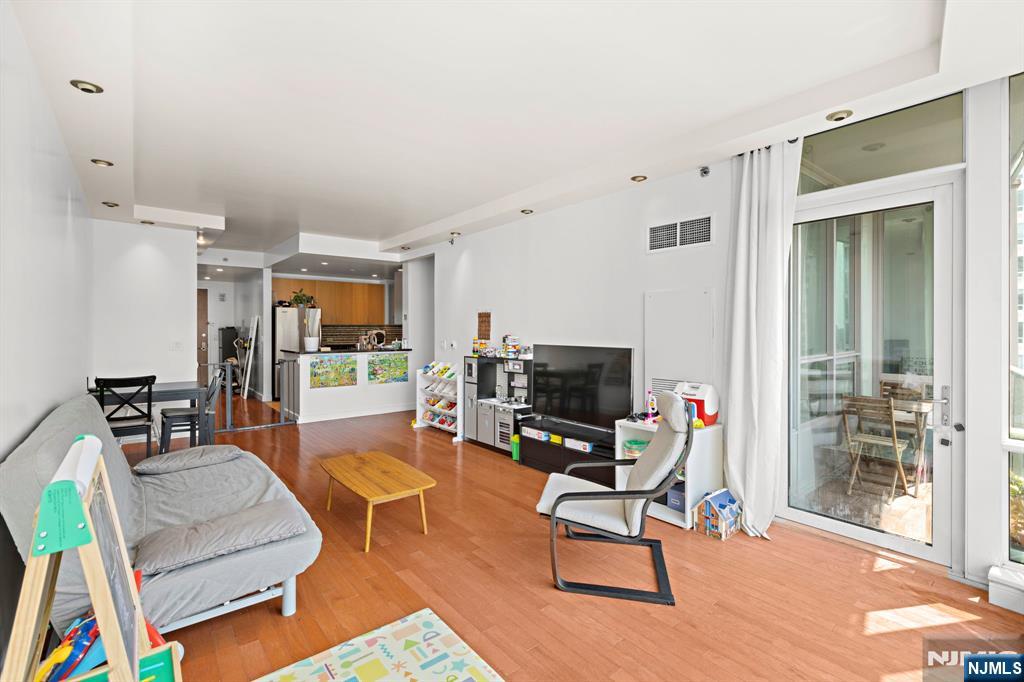 Jersey City, New Jersey, 07310, United States, 2 Bedrooms Bedrooms, ,2 BathroomsBathrooms,Residential,For Sale,1940399