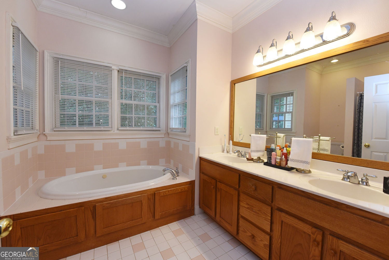 Toccoa, Georgia, 30577, United States, 6 Bedrooms Bedrooms, ,5 BathroomsBathrooms,Residential,For Sale,1899931