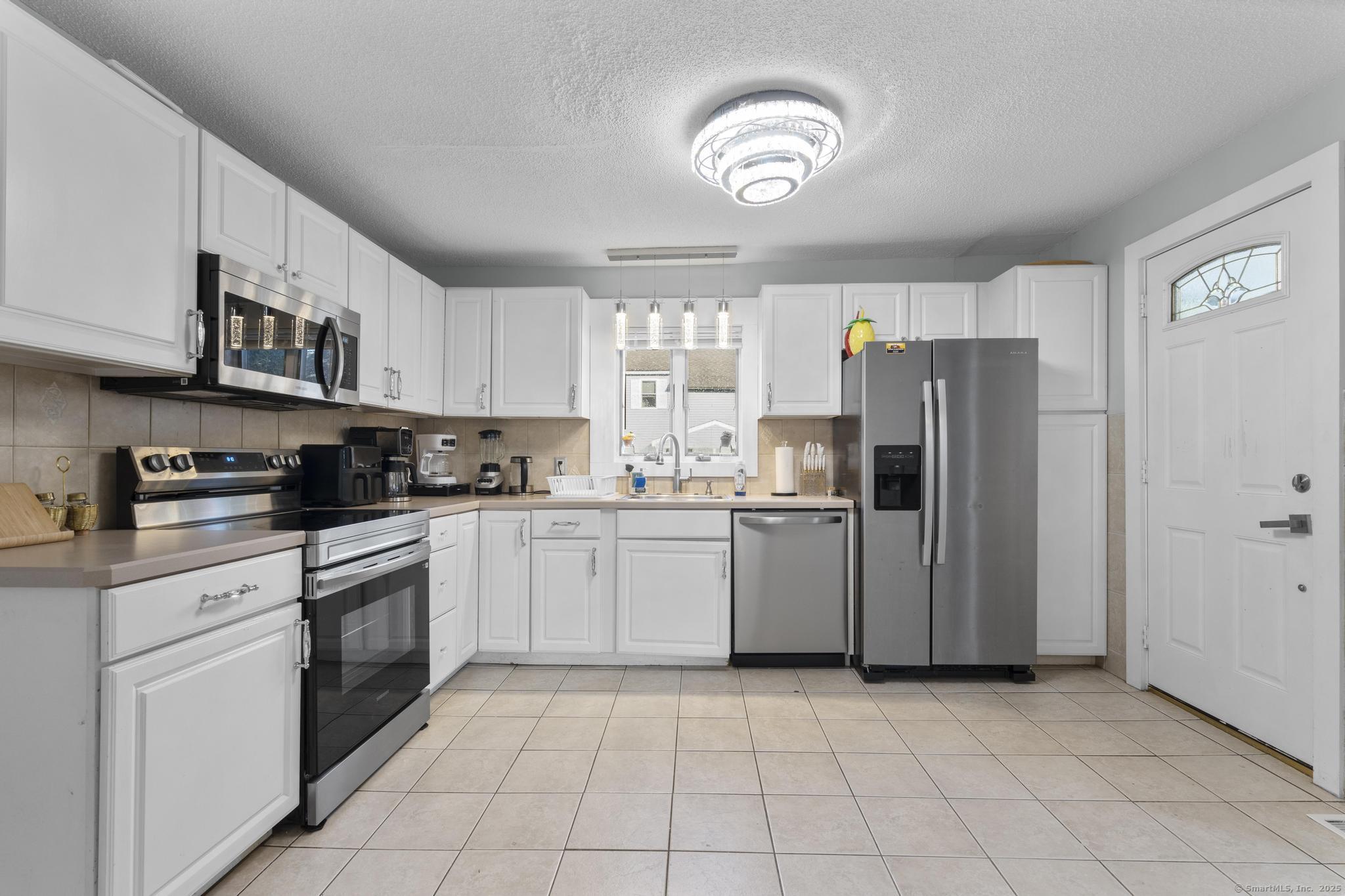 Milford, Connecticut, 06460, United States, 3 Bedrooms Bedrooms, ,2 BathroomsBathrooms,Residential,For Sale,1942081