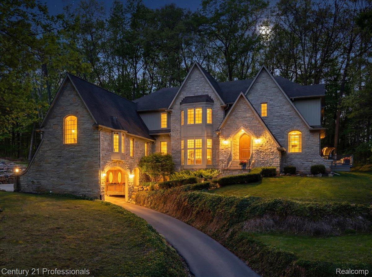 Clarkston, Michigan, 48346, United States, 4 Bedrooms Bedrooms, ,7 BathroomsBathrooms,Residential,For Sale,2048841