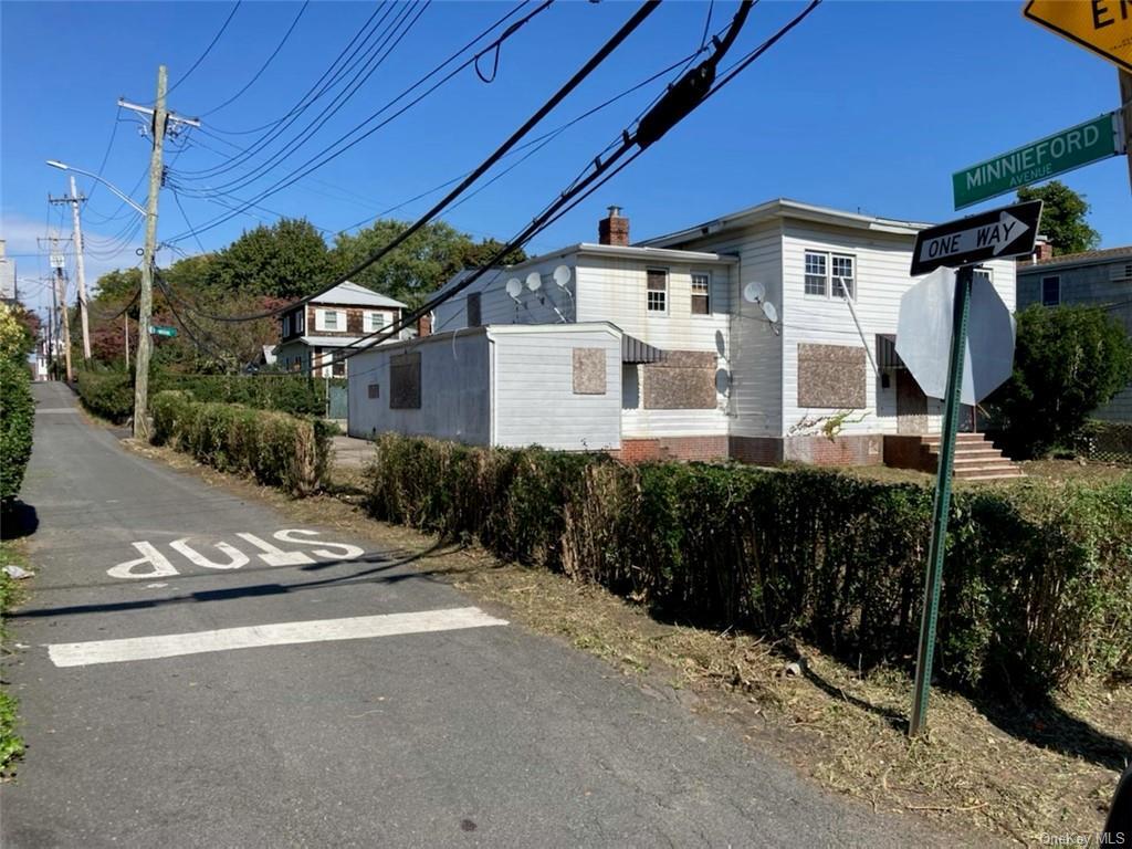 Bronx, New York, 10464, United States, 6 Bedrooms Bedrooms, ,Residential,For Sale,1880936