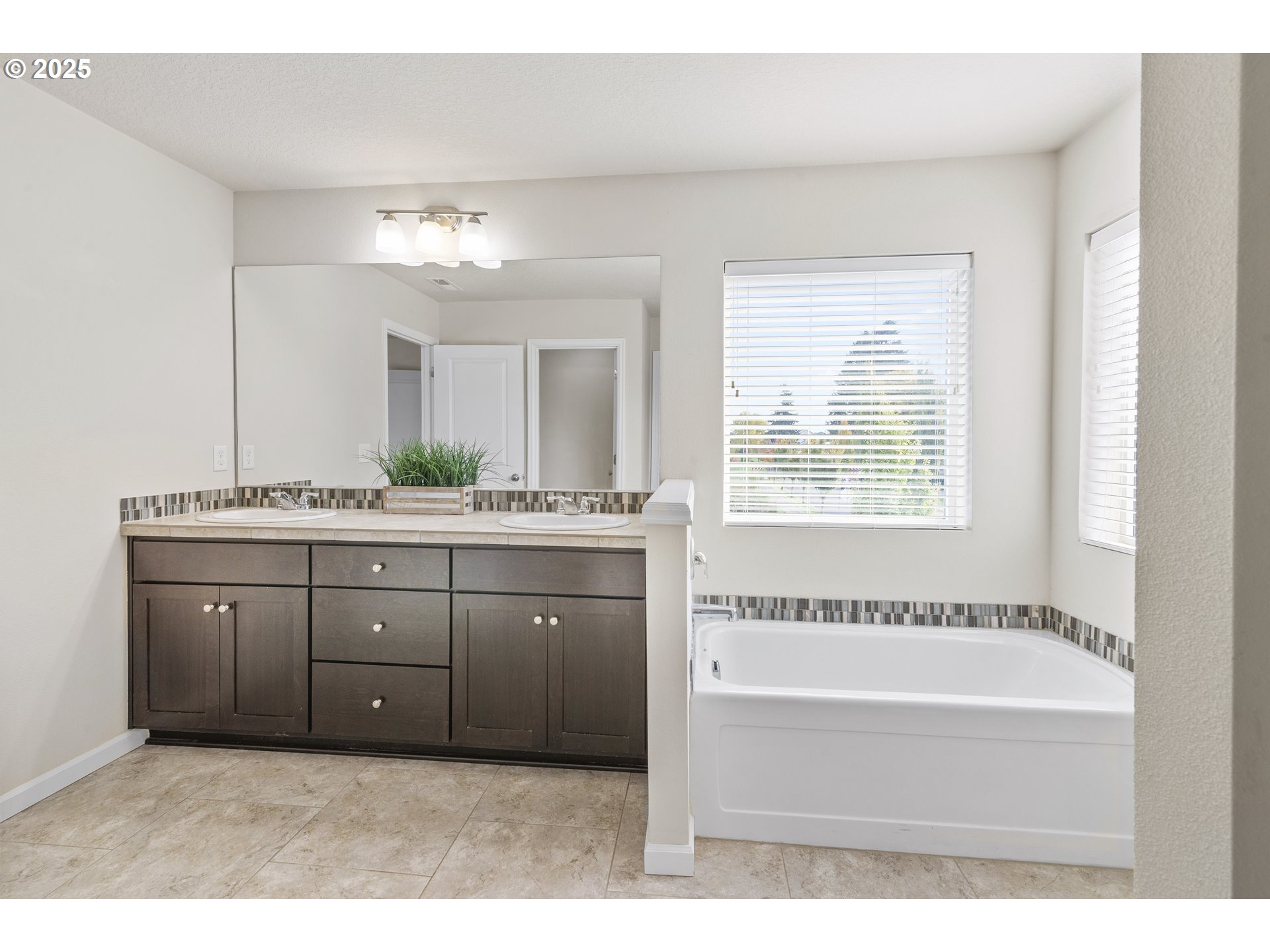 Ridgefield, Washington, 98642, United States, 4 Bedrooms Bedrooms, ,2 BathroomsBathrooms,Residential,For Sale,1970691