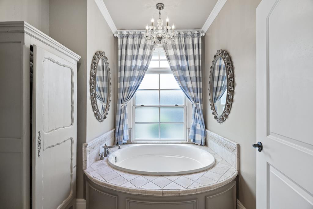 Kerrville, Texas, 78028, United States, 6 Bedrooms Bedrooms, ,6 BathroomsBathrooms,Residential,For Sale,1980458